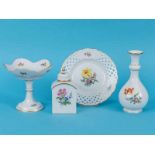 4-tlg. Konvolut "Deutsche Blume/Blume 2 u. 3", Meissen, 20. Jh. Weissporzellan mit polychromer