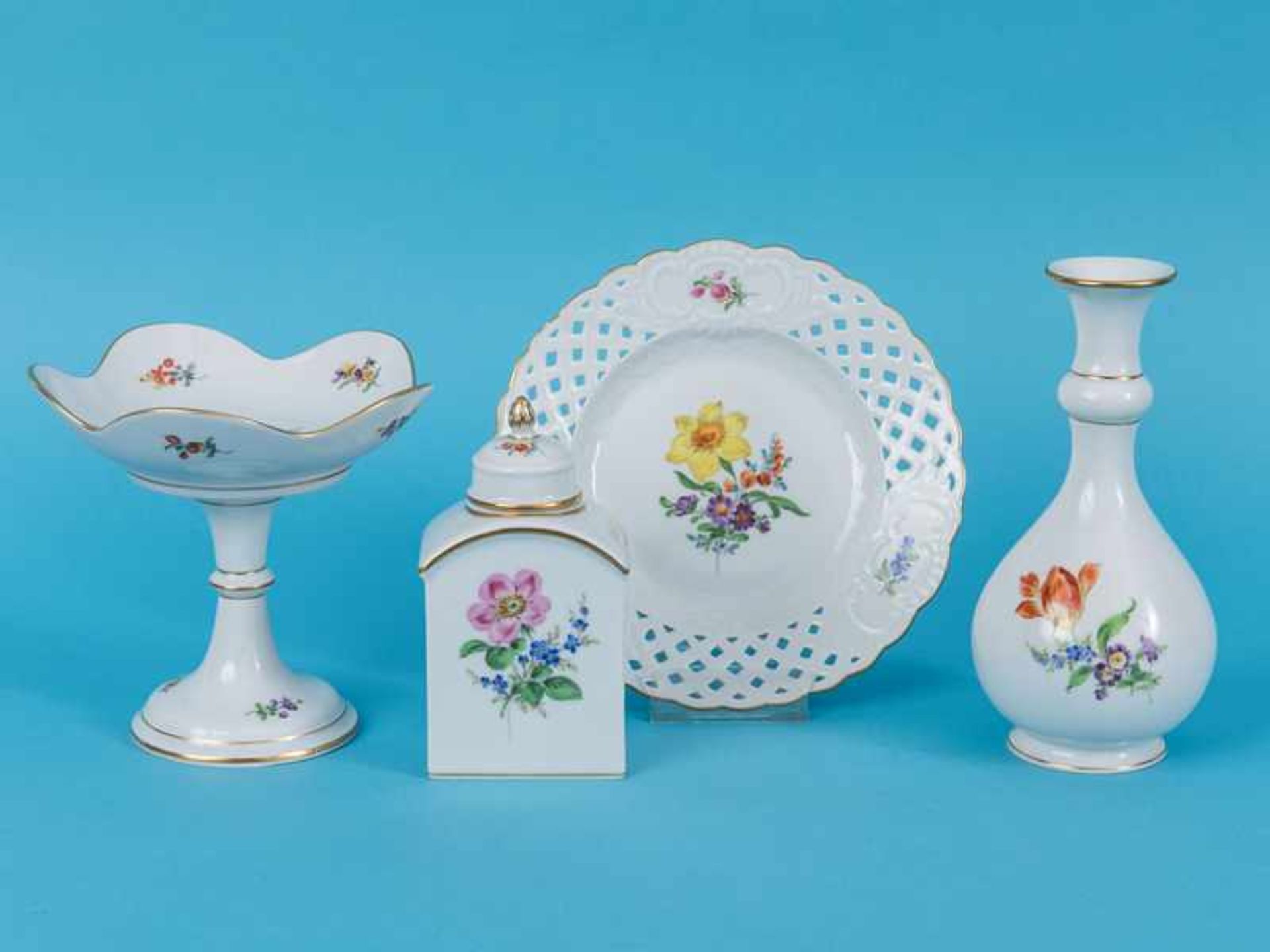 4-tlg. Konvolut "Deutsche Blume/Blume 2 u. 3", Meissen, 20. Jh. Weissporzellan mit polychromer