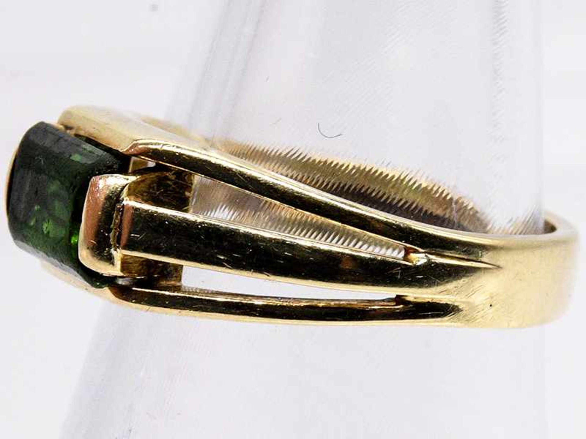 Ring mit grünem Farbstein, 60- er Jahre. 585/- Gelbgold. Gesamtgewicht ca. 4 g. Mittig rechteckiger, - Bild 3 aus 4