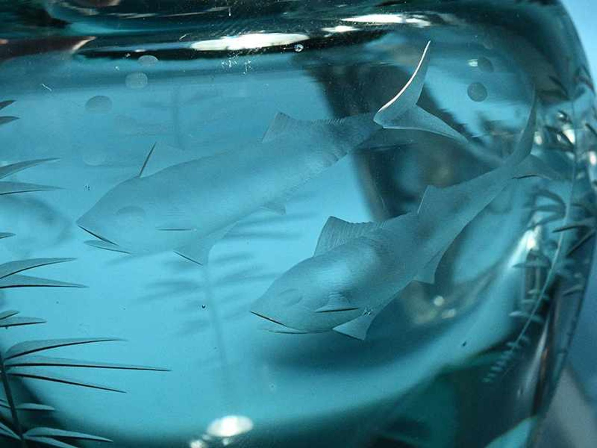 2 Glasvasen mit Fischmotiven, wohl Kosta Boda, Schweden, 20. Jh. Klarglas in farblos und graugrün - Bild 6 aus 6