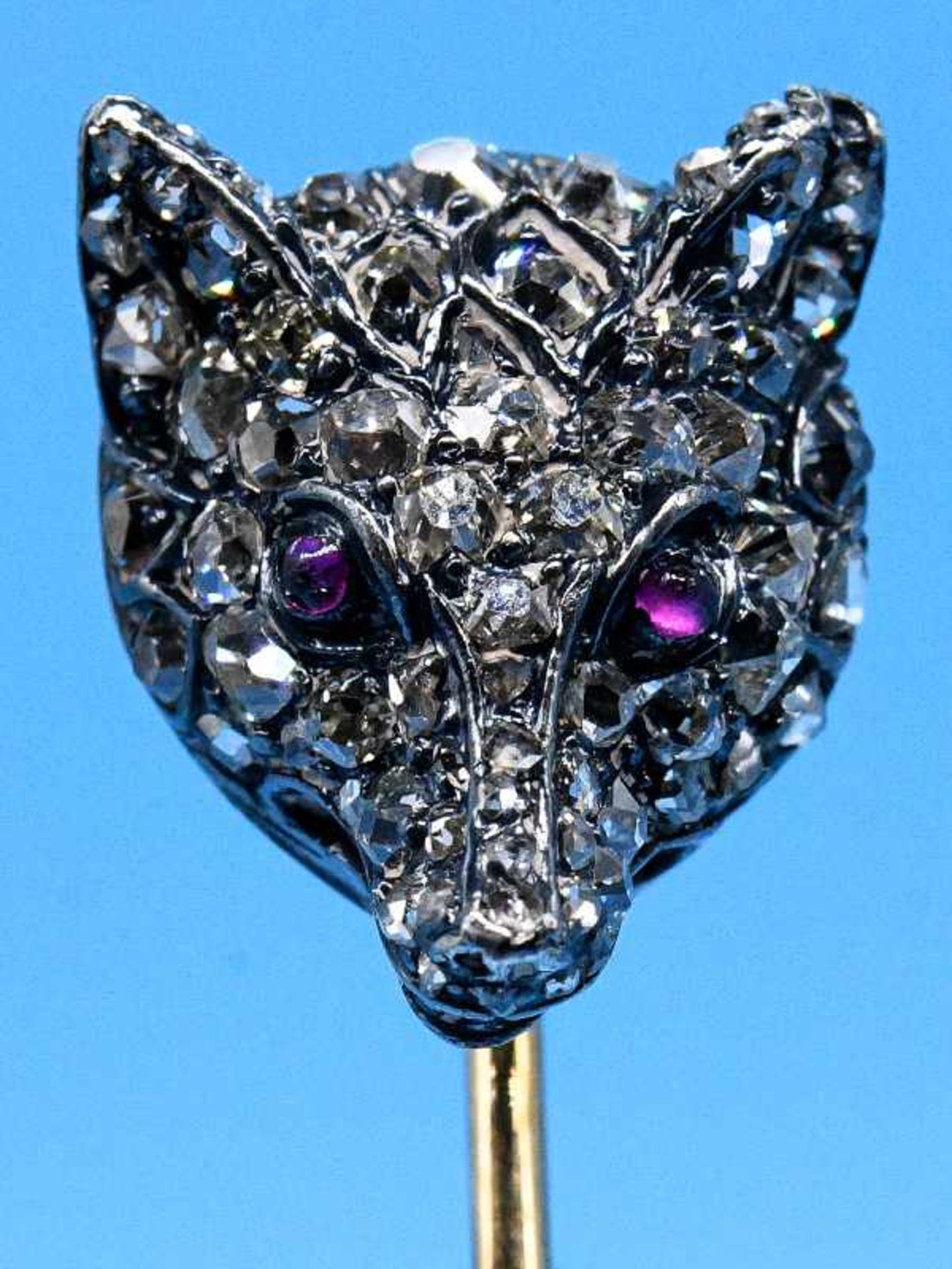 Krawattennadel mit halbplastischem, diamantbesetztem Fuchskopf, zusammen ca. 0,35 ct, um 1900. 585/-