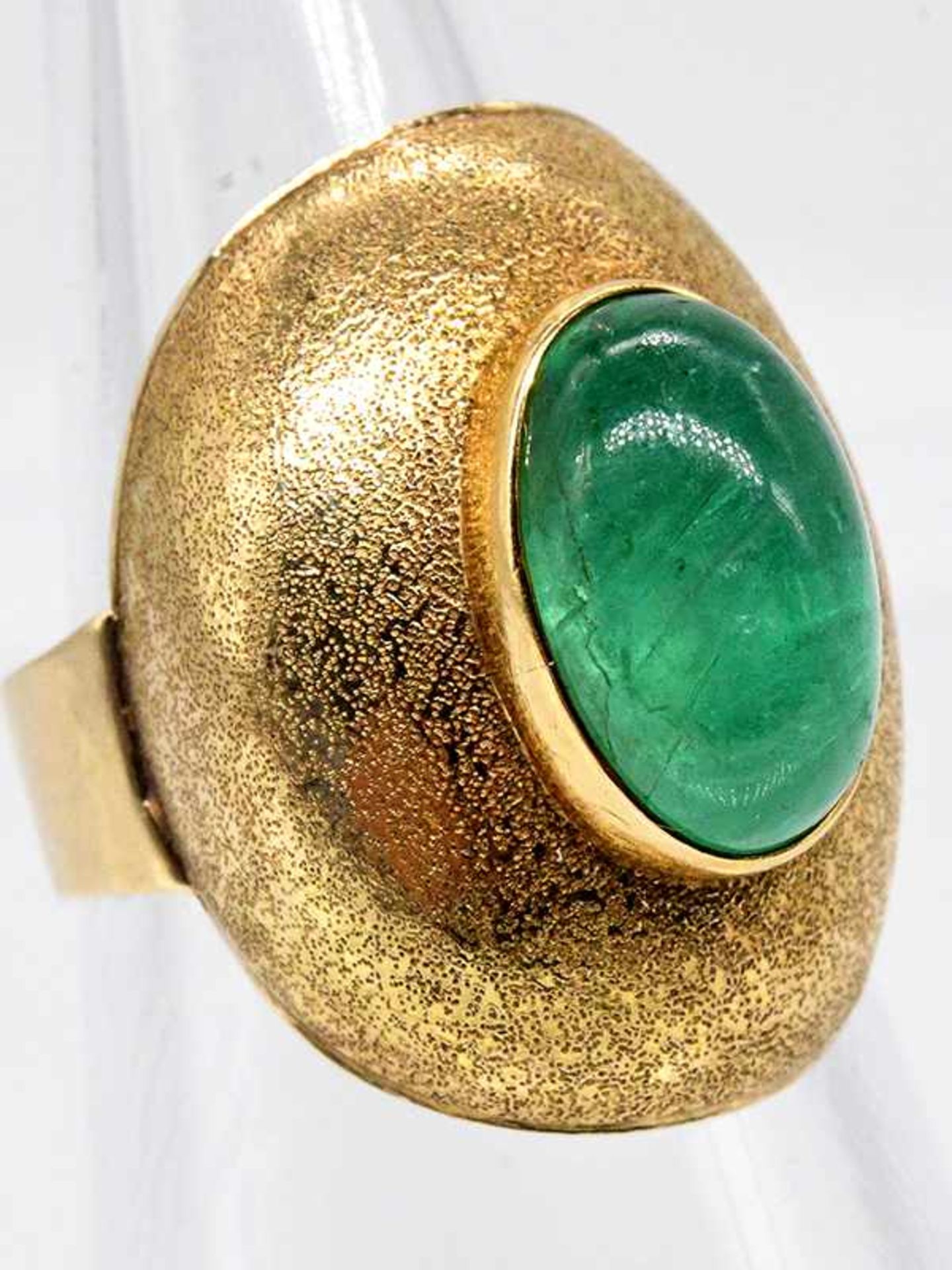 Ring mit Smaragd-Cabochon, Goldschmiedearbeit, 20. Jh. 585/- Gelbgold. Gesamtgewicht ca. 10,1 g. - Bild 2 aus 6