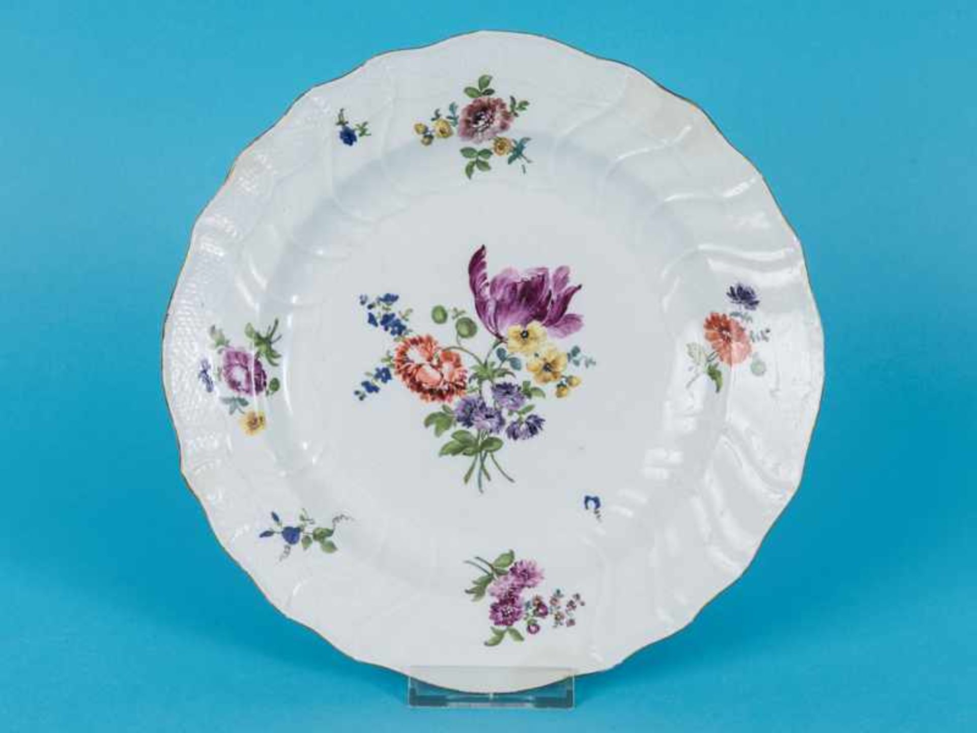 Historischer Speiseservice-Teller "Neubrandenstein mit Blumenbouquets", Meissen, Mitte 18. Jh.