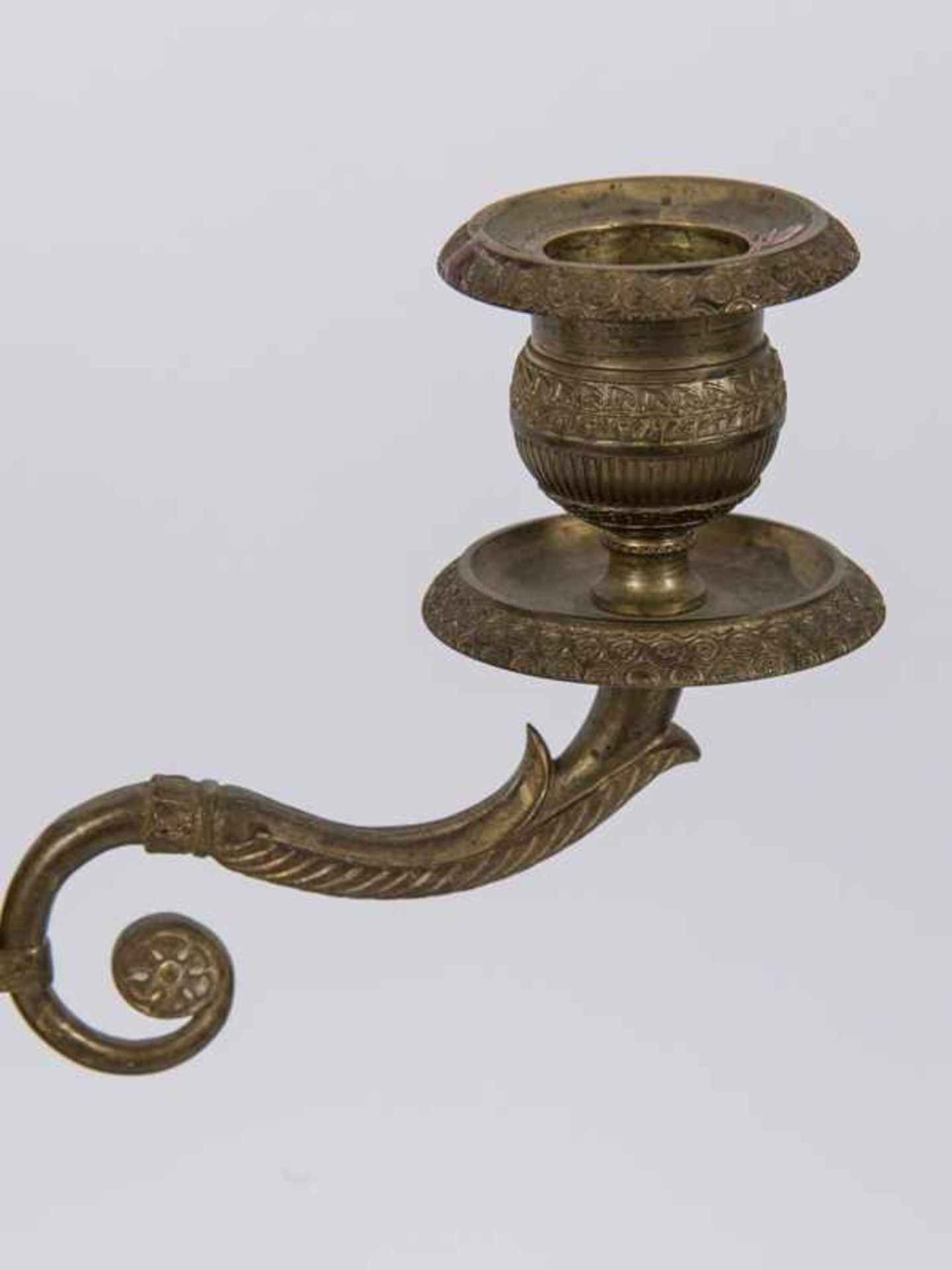 Paar 2-flammige-Empire-Girandolen, Frankreich, 19. Jh. Bronze (wohl ehem. vergoldet); jeweils 3- - Bild 6 aus 10