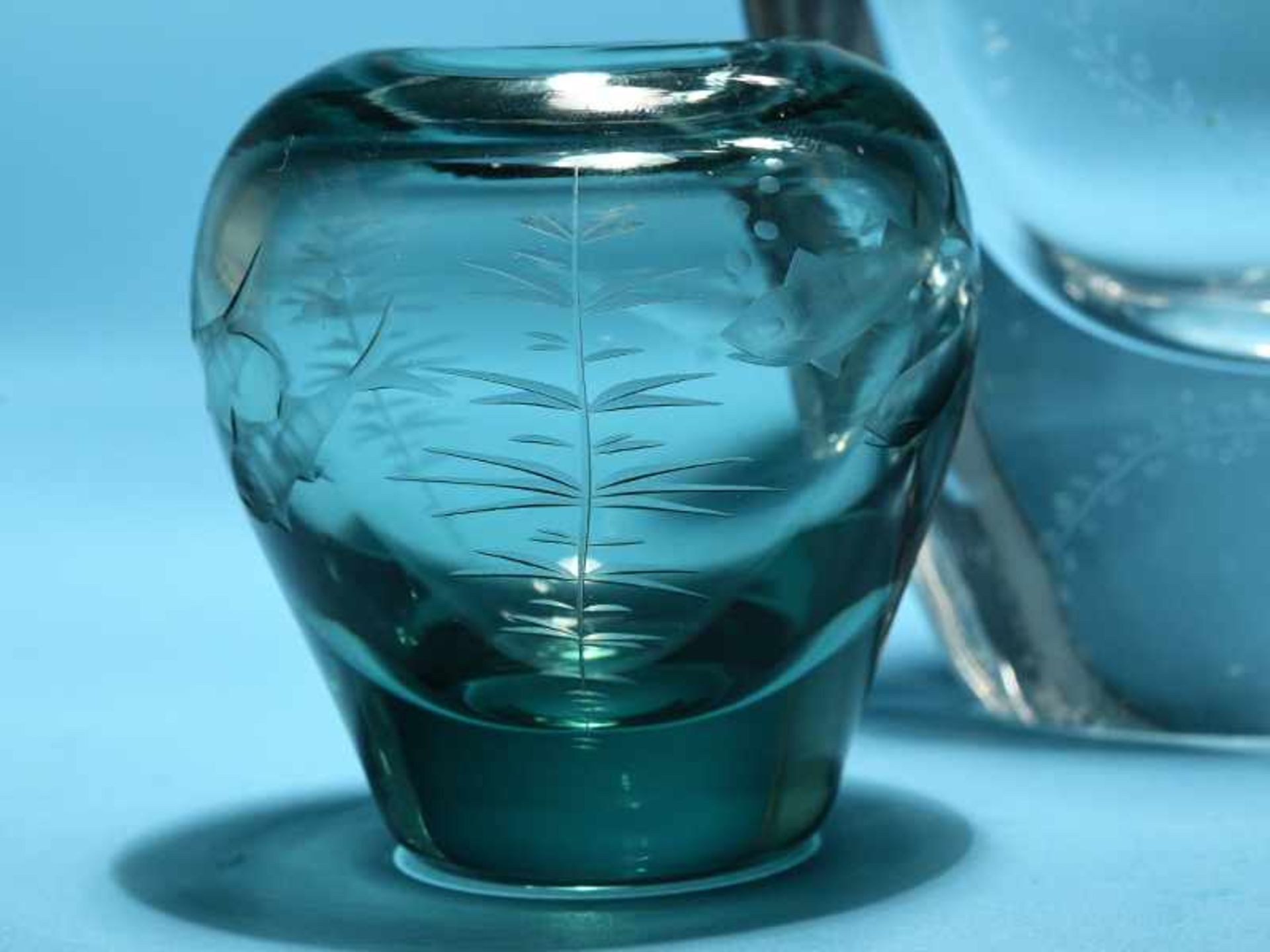 2 Glasvasen mit Fischmotiven, wohl Kosta Boda, Schweden, 20. Jh. Klarglas in farblos und graugrün - Bild 3 aus 6