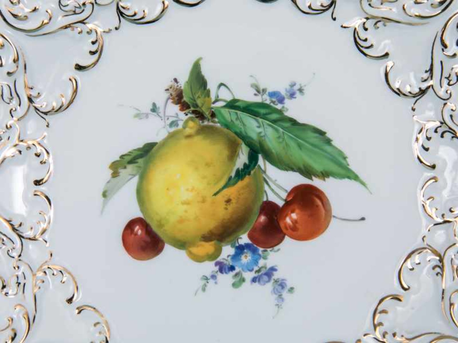 Kleiner Prunkteller mit Früchte- u. Blumendekor, Meissen, 20. Jh. Weißporzellan mit polychromer - Bild 2 aus 4