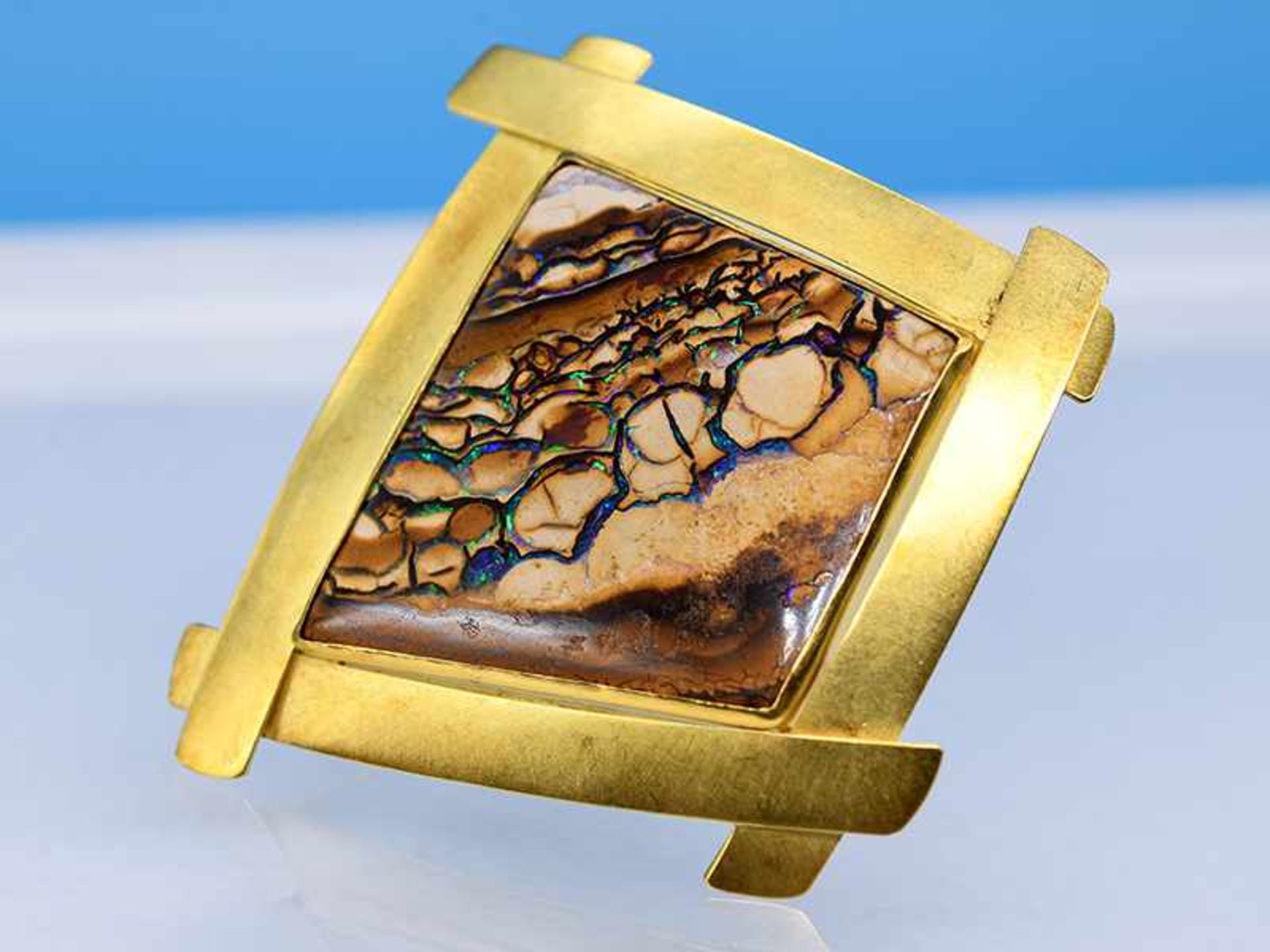 Brosche mit Matrix-Opal, moderne Goldschmiedearbeit, 21. Jh. 750/- Gelbgold. Gesamtgewicht ca.34,3