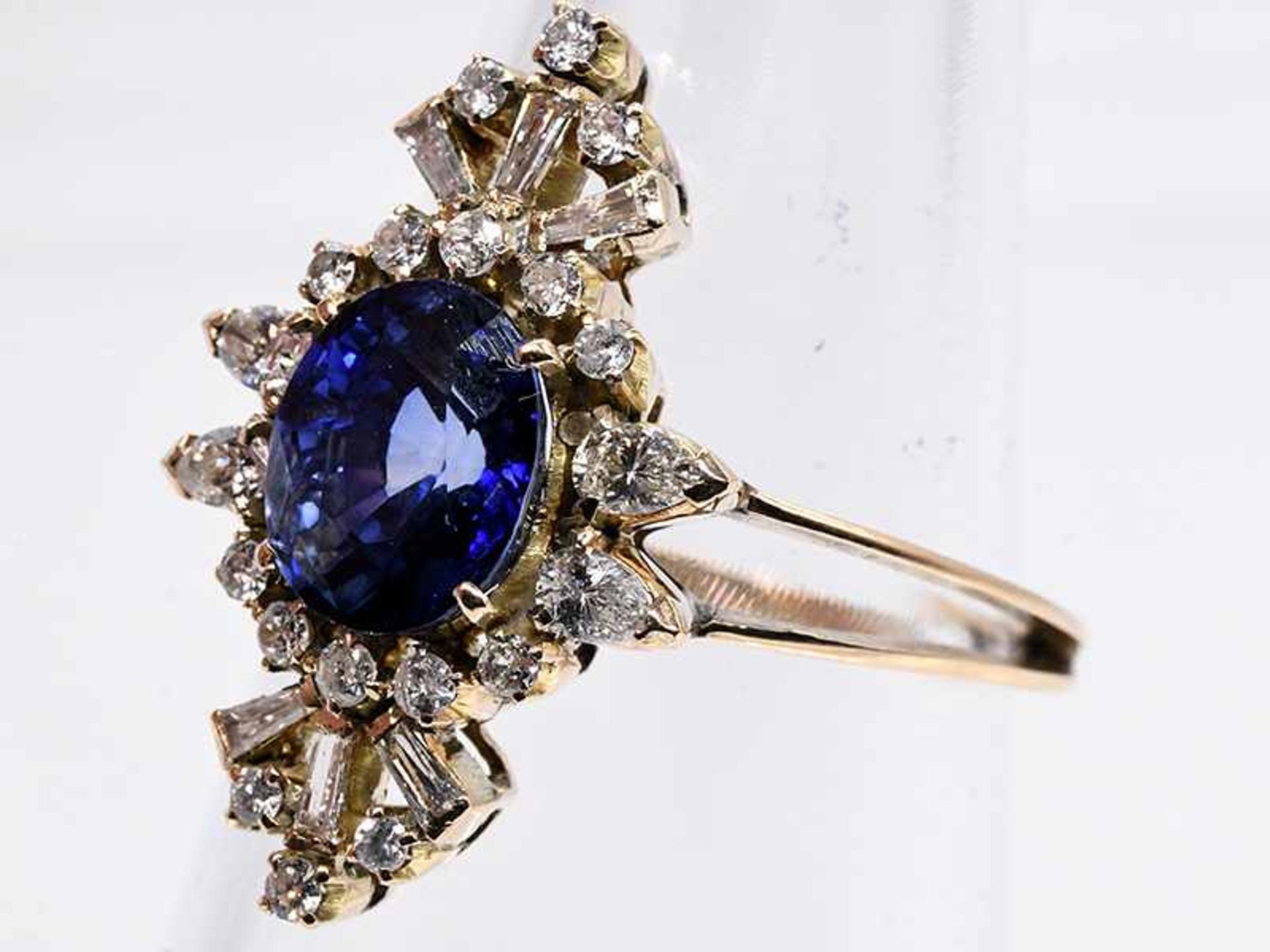 Ring mit hochwertigem Saphir ca. 3 ct, wohl Ceylon und kleinen Diamanten in verschiedenen - Bild 2 aus 3