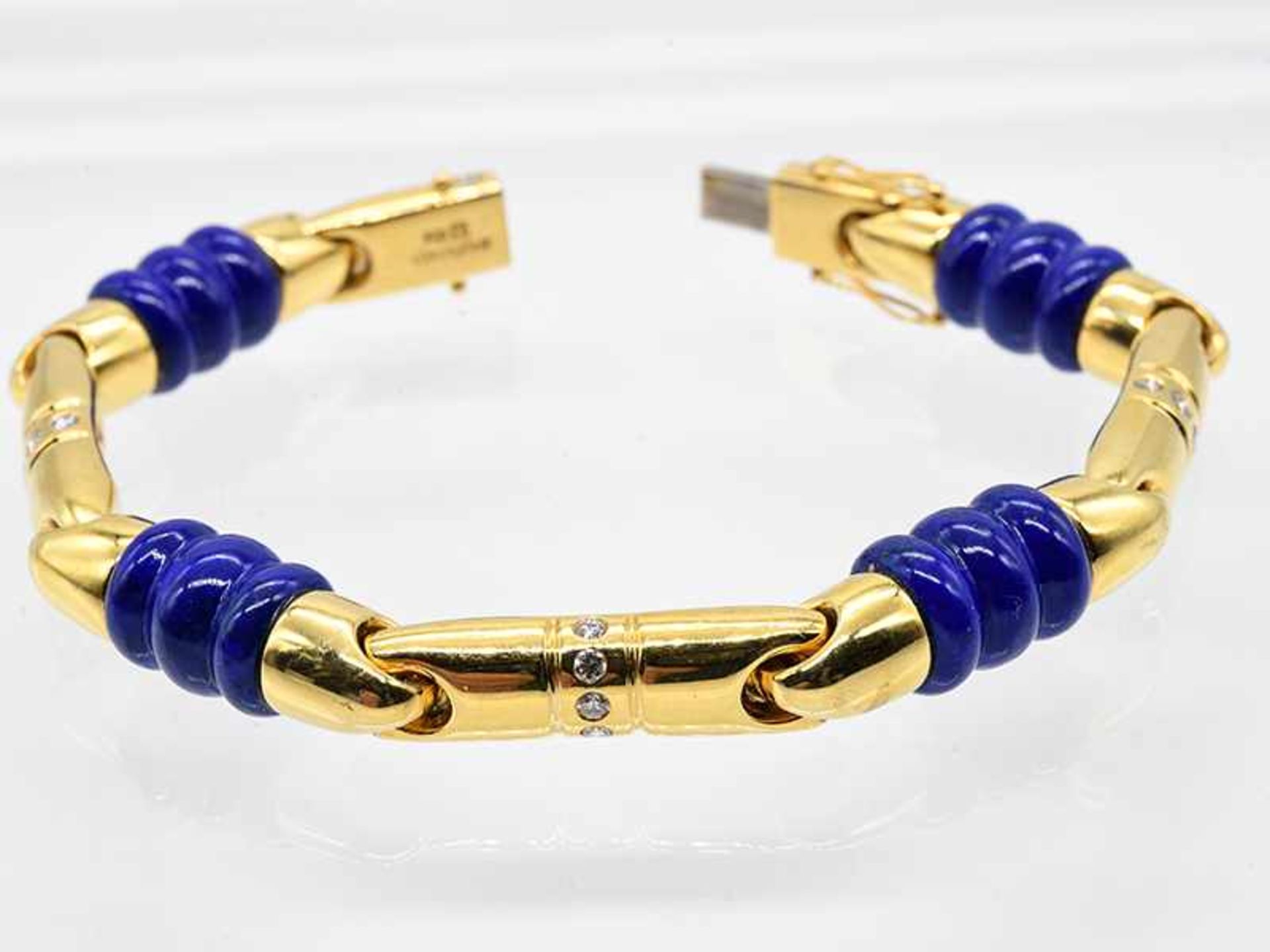 Armband mit Lapislazuli und 20 Brillanten, zusammen ca. 0,8 ct, Juweliersarbeit der Firma