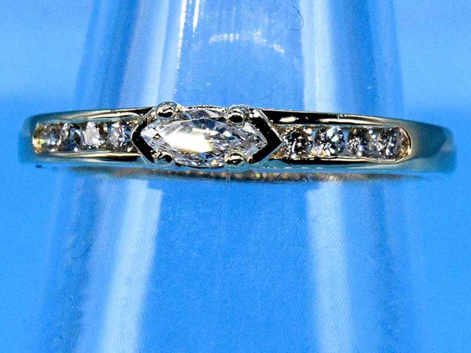Ring mit 8 Brillanten und 1 Diamant-Navette, zusammen ca. 0,2 ct, 21. Jh. 750/- Gelbgold. - Image 2 of 4
