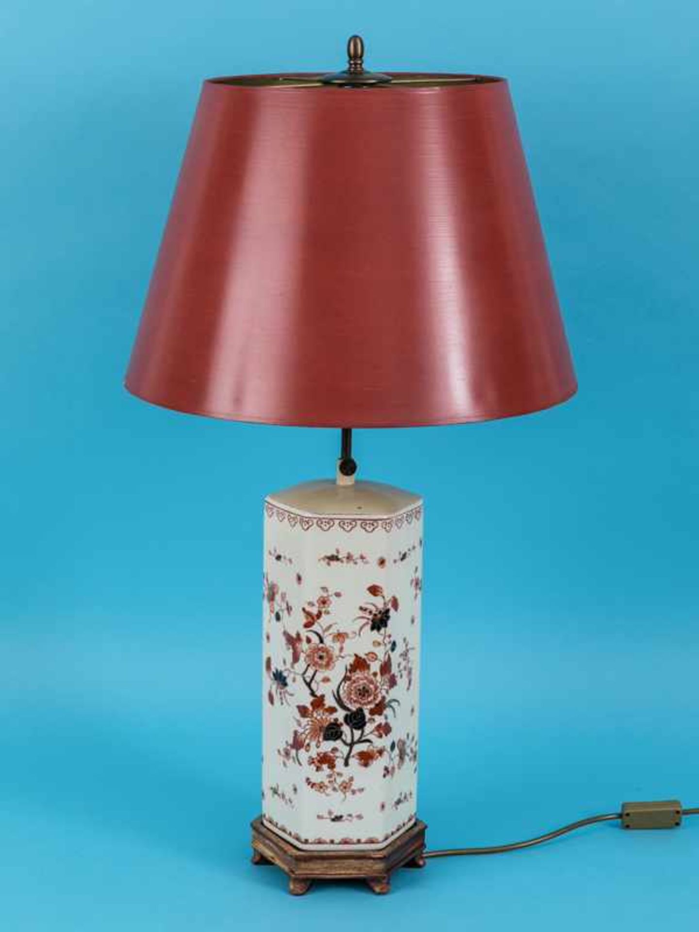 Vasen-Tischlampe im chinoisen Stil, wohl England, 1. Hälfte 20. Jh. Steingut mit goldstaffiertem