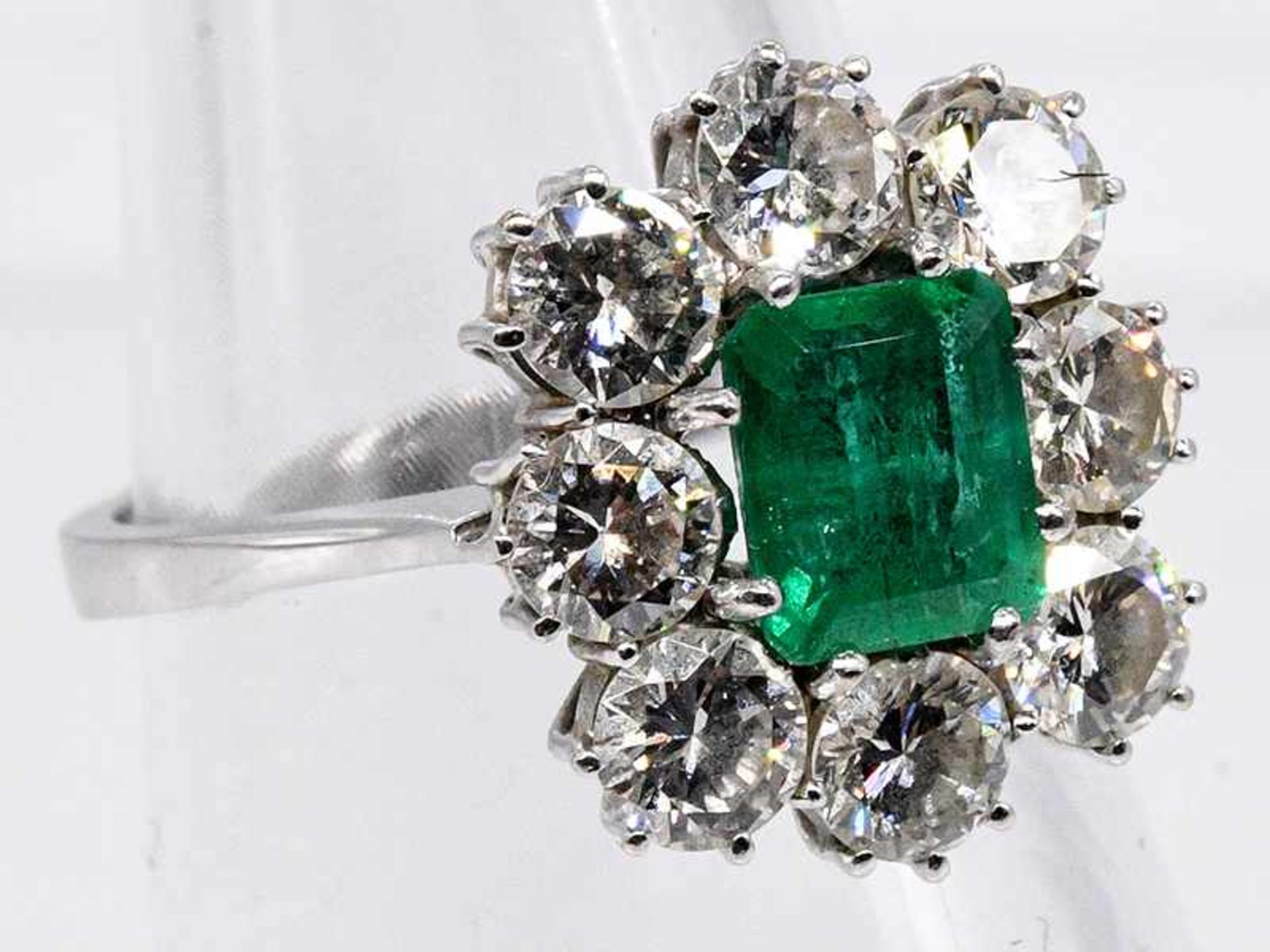Ring mit kolumbianischem Smaragd ca. 0,95 ct und 8 Brillanten, zusammen ca. 1,84 ct, 80- er Jahre.