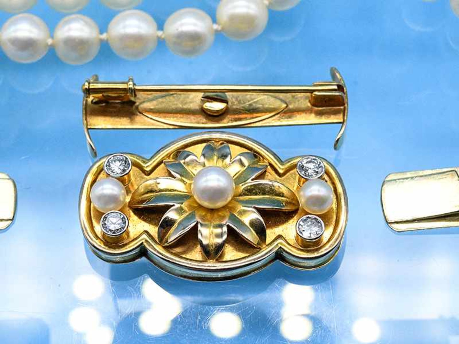 2 rhg. Akoja-Perlenkette und Schloss/ Brosche mit 3 Akojaperlen und 4 Brillanten, zusammen ca. 0,3 - Image 3 of 6