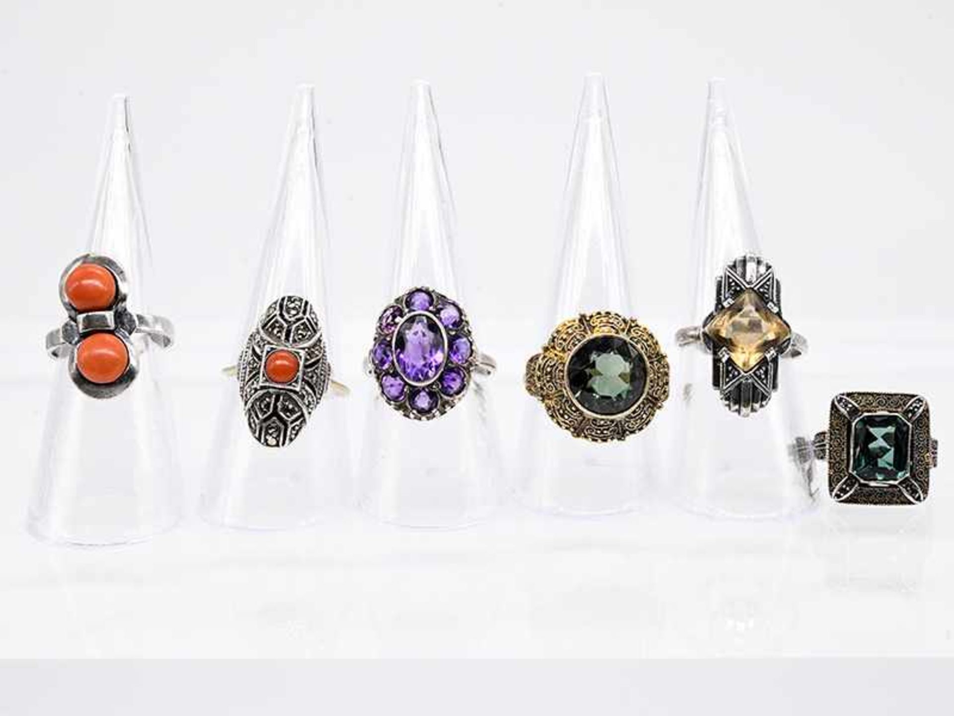 6 verschiedene Ringe u.a. von Theodor Fahrner mit diversem Steinbesatz, aus verschiedenen Epochen