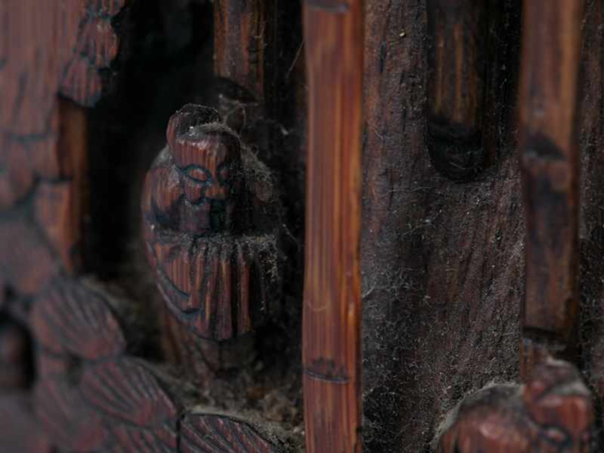 Großer Pinselbecher mit Schnitzerei, China, Mitte 19. Jh. Bambus mit Schnitzdekor, rotbräunliche - Image 3 of 11