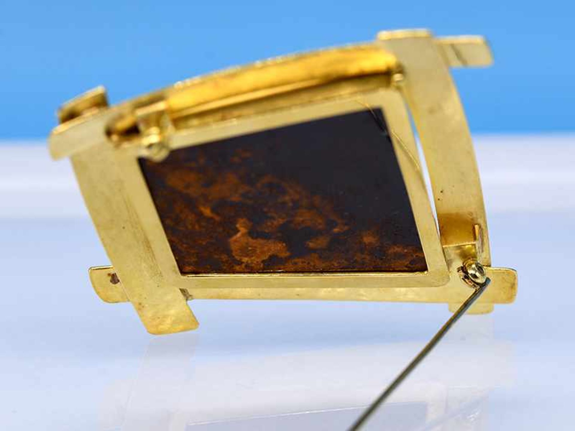 Brosche mit Matrix-Opal, moderne Goldschmiedearbeit, 21. Jh. 750/- Gelbgold. Gesamtgewicht ca.34,3 - Bild 2 aus 2
