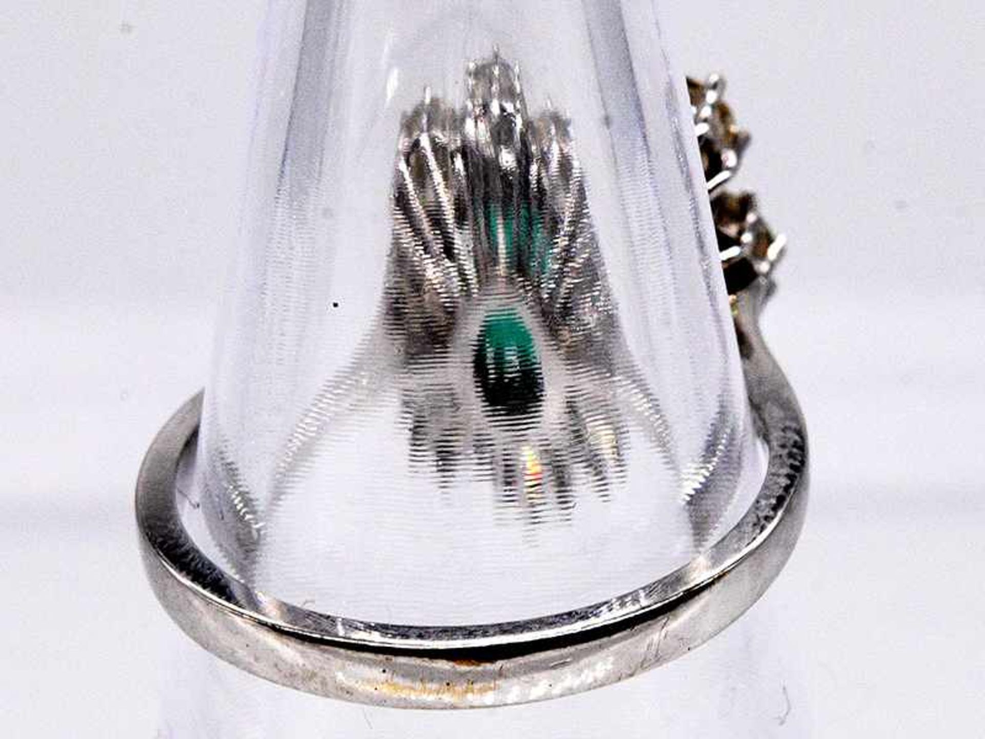 Ring mit kolumbianischem Smaragd ca. 0,95 ct und 8 Brillanten, zusammen ca. 1,84 ct, 80- er Jahre. - Image 4 of 4