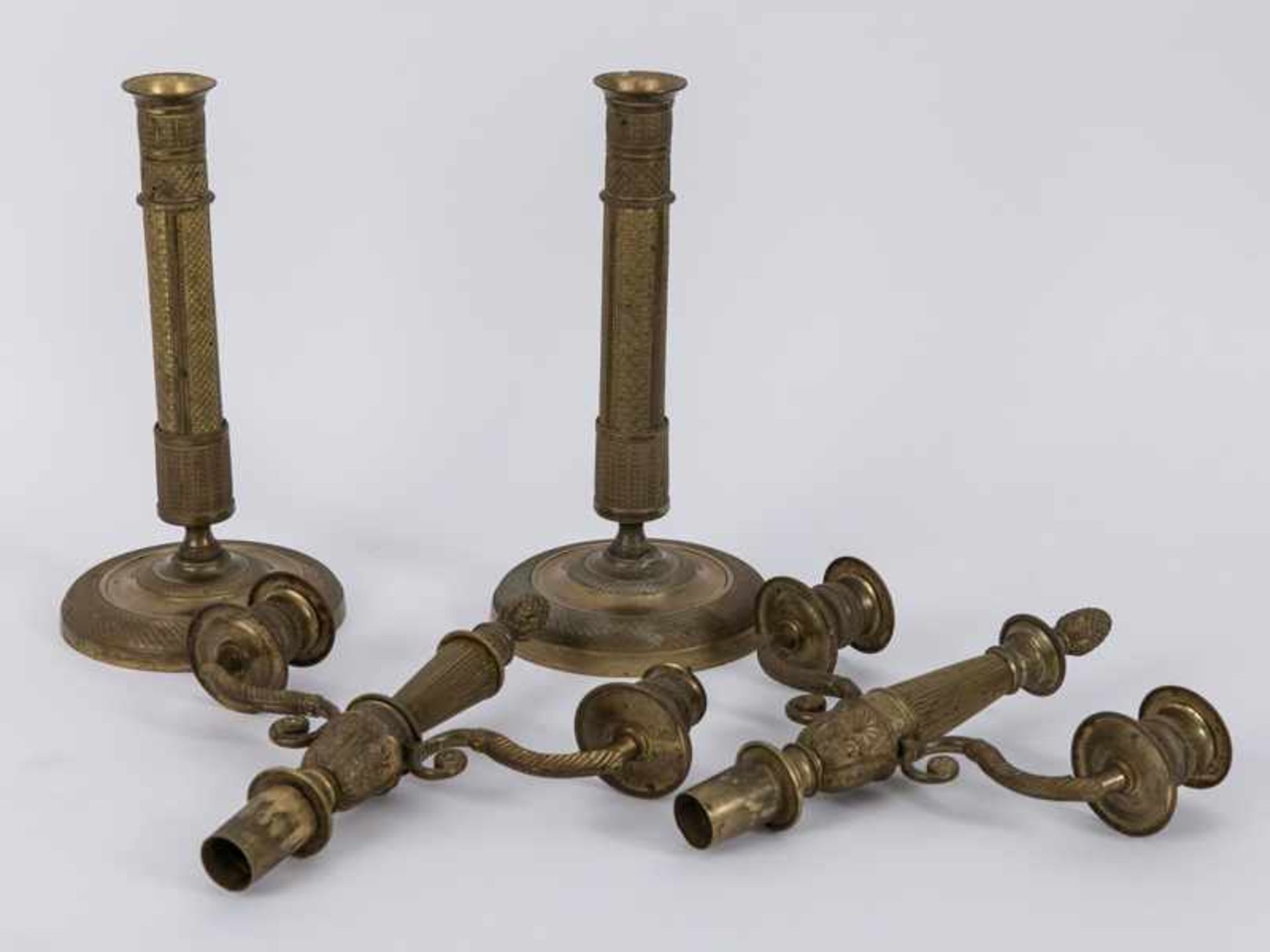 Paar 2-flammige-Empire-Girandolen, Frankreich, 19. Jh. Bronze (wohl ehem. vergoldet); jeweils 3- - Bild 4 aus 10