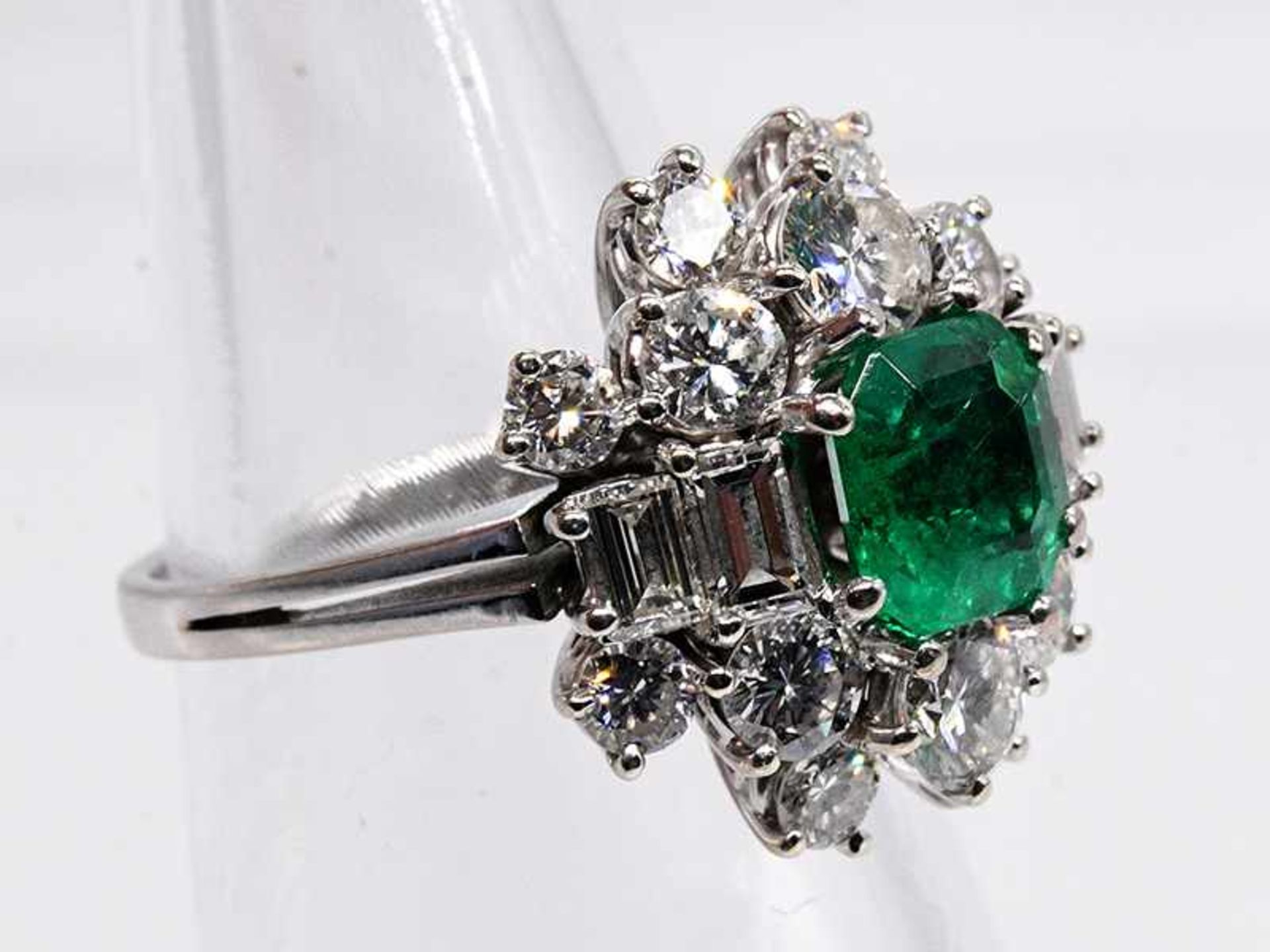 Ring mit hochfeinem Smaragd ca. 1,35 ct und 14 Brillanten, zusammen ca. 1,86 ct und 4 Diamant- - Bild 2 aus 3