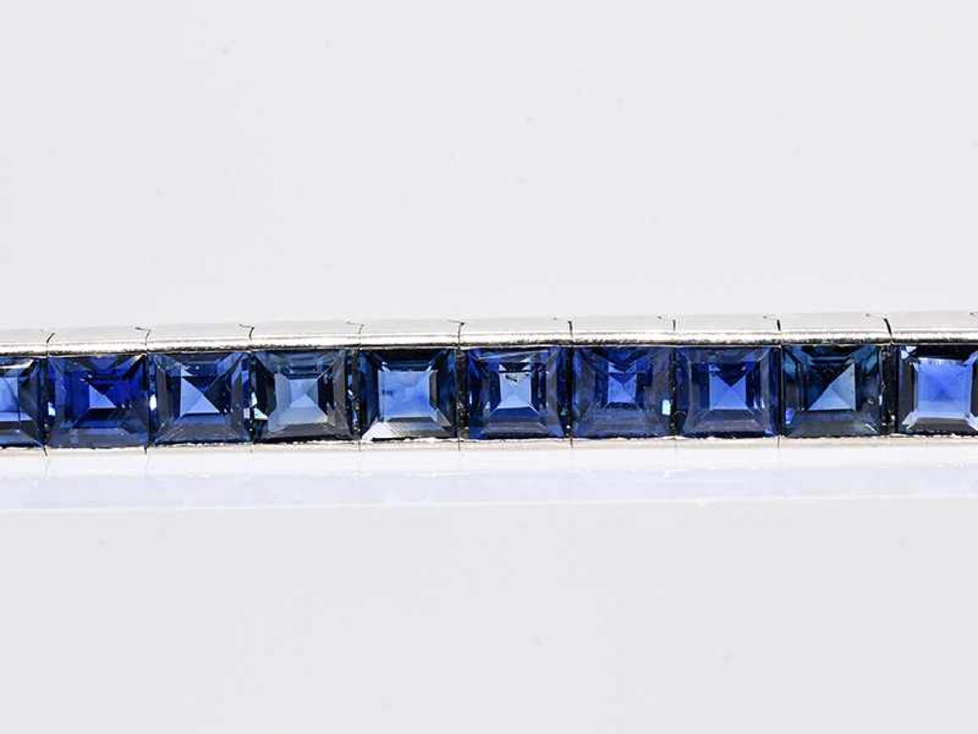 Streifenarmband mit 51 hochwertigen Saphiren, zusammen ca. 15,3 ct, Juweliersarbeit, 20. Jh.