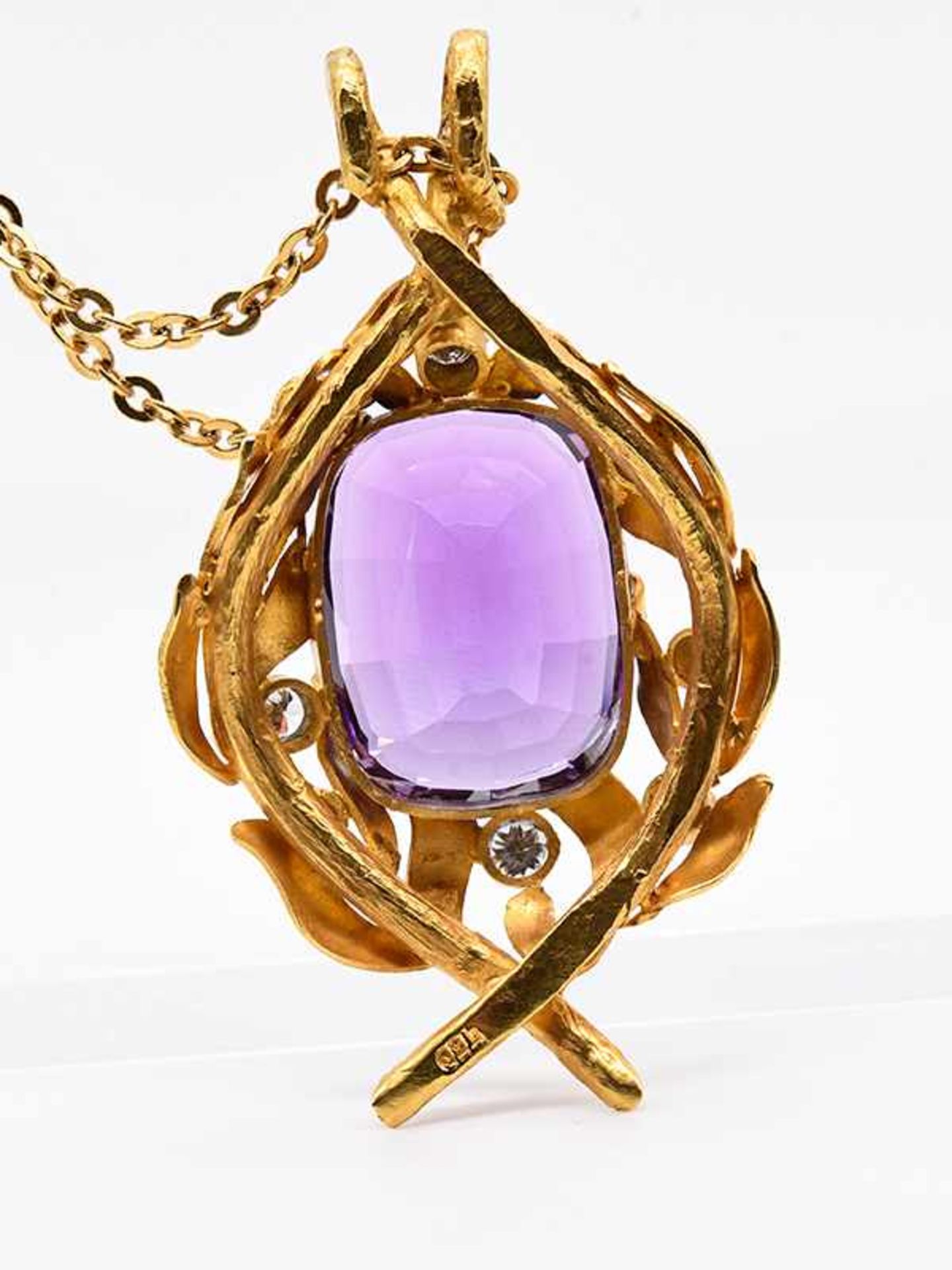 Prunkvoller Anhänger mit Amethyst ca. 24 ct und 8 Brillanten, zusammen ca. 1 ct, Goldschmiedearbeit, - Bild 7 aus 7