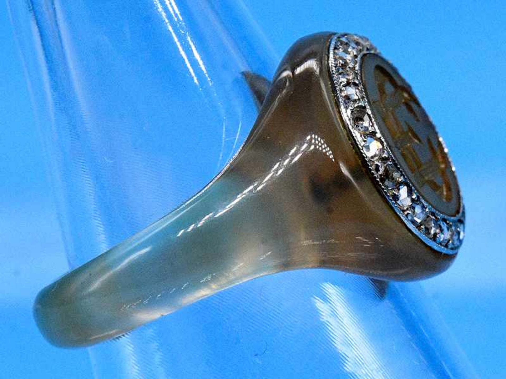 Siegelring aus Horn mit ca. 22 Diamantrosen, zusammen ca. 0,1 ct, wohl Russland, um 1900. - Bild 3 aus 5