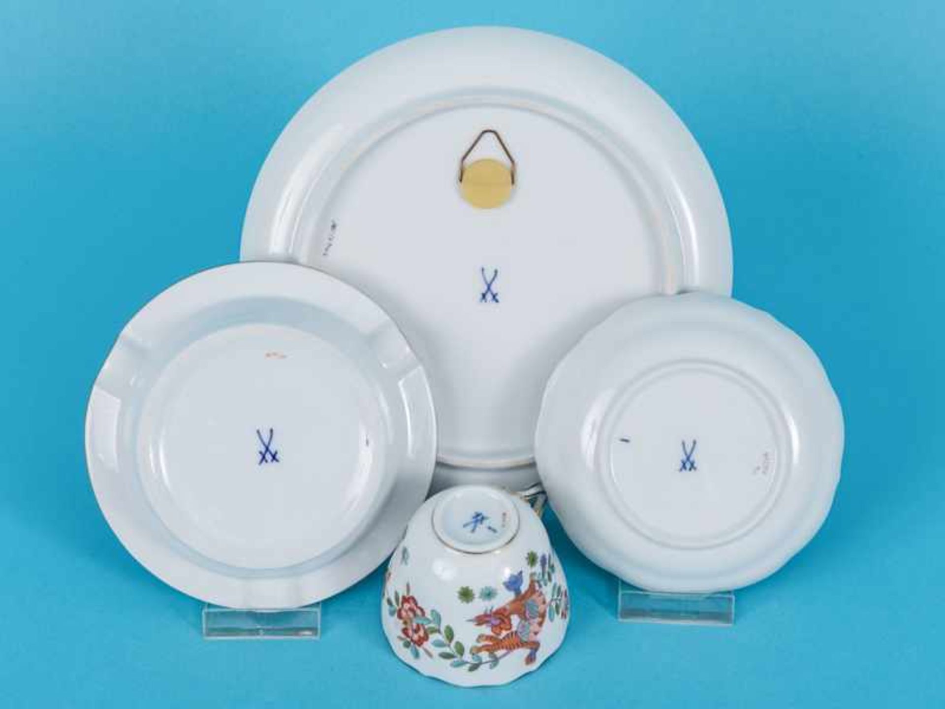 Moccatasse, Teller + Ascher mit verschied. chinoisen Dekoren, Meissen, 20. Jh. Weißporzellan mit - Image 4 of 7