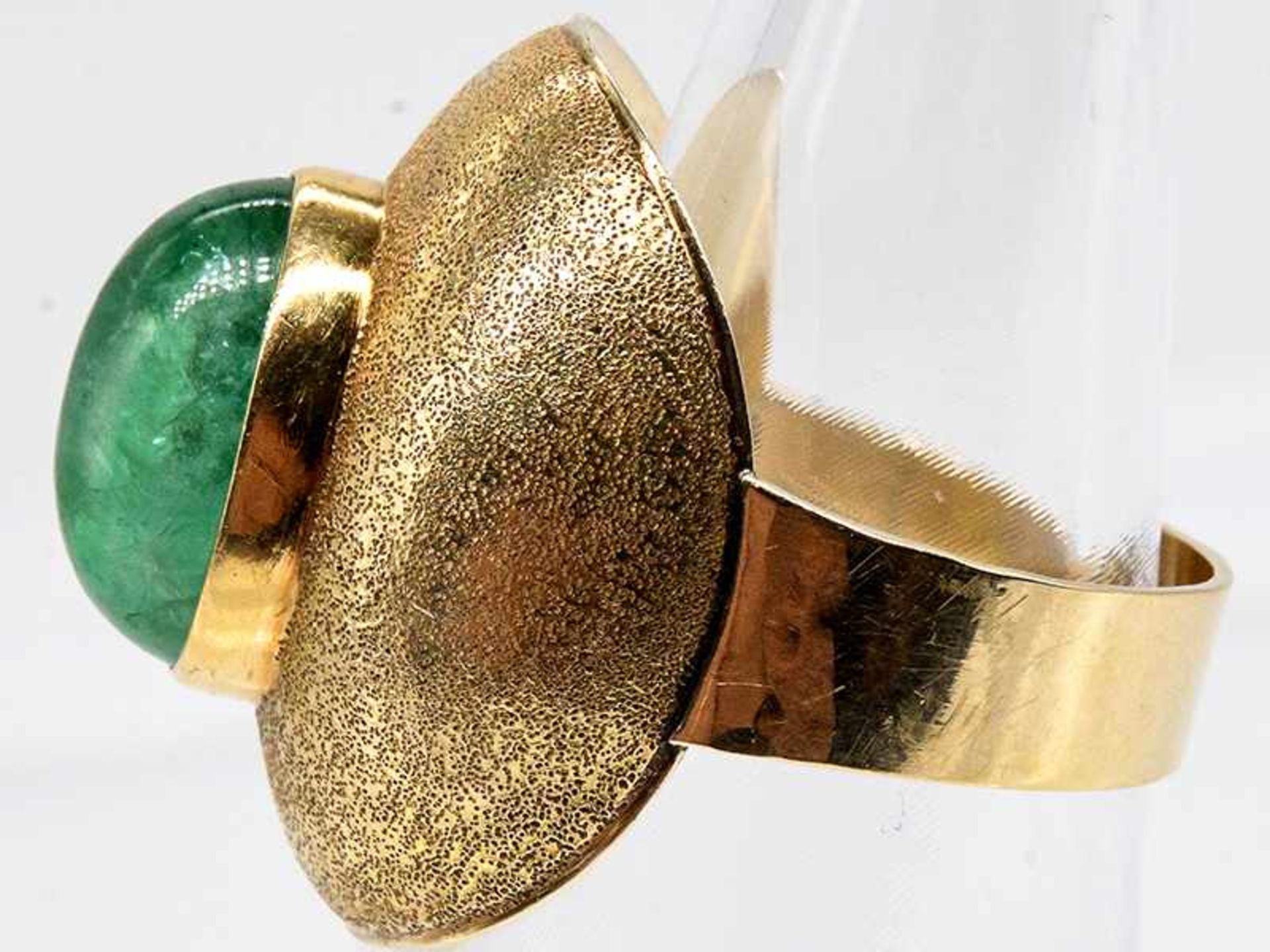 Ring mit Smaragd-Cabochon, Goldschmiedearbeit, 20. Jh. 585/- Gelbgold. Gesamtgewicht ca. 10,1 g. - Bild 3 aus 6