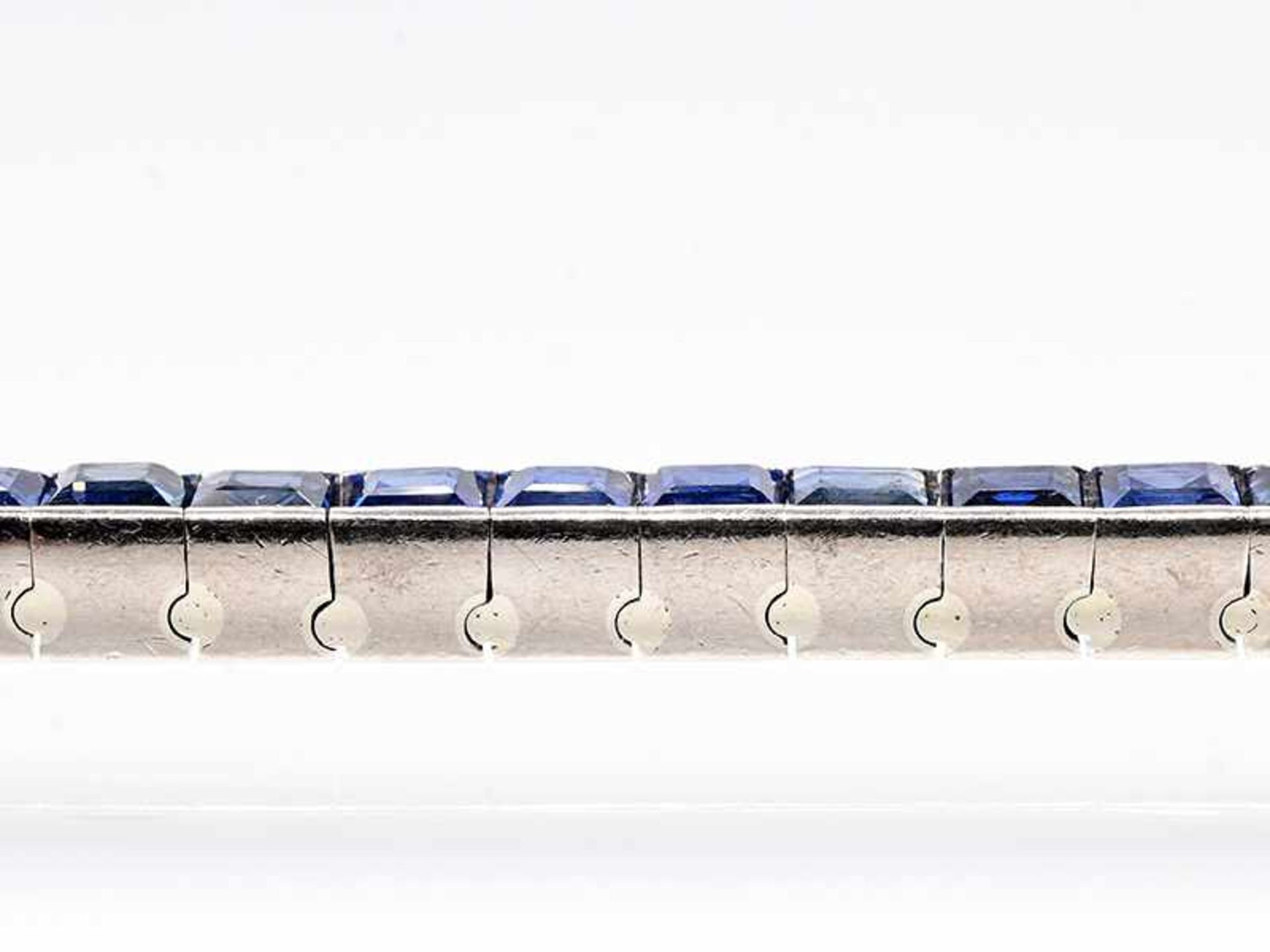 Streifenarmband mit 51 hochwertigen Saphiren, zusammen ca. 15,3 ct, Juweliersarbeit, 20. Jh. - Bild 4 aus 6
