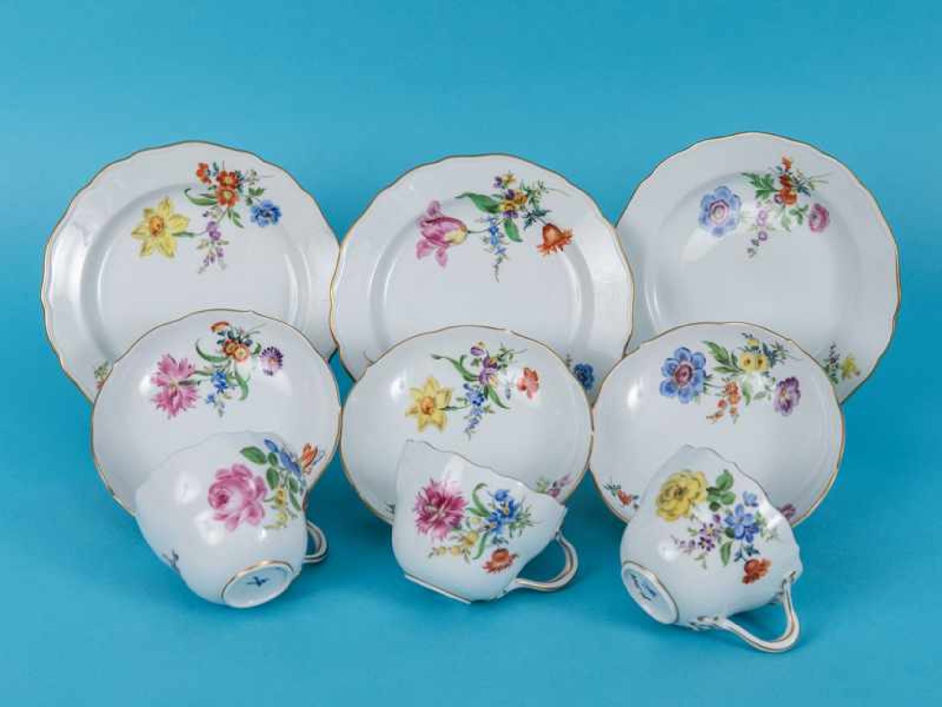 3 Kaffee-Gedecke, "Deutsche Blume/Blume 4", Meissen, 20. Jh. Weißporzellan mit polychromer