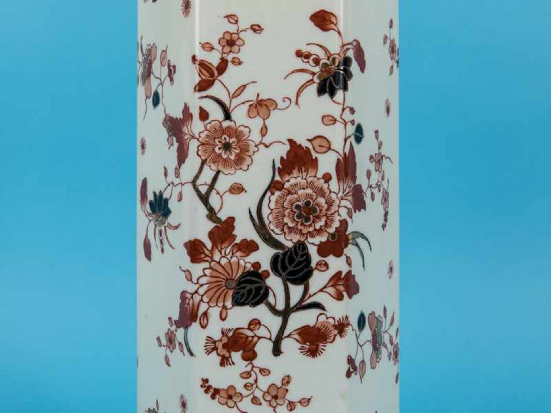 Vasen-Tischlampe im chinoisen Stil, wohl England, 1. Hälfte 20. Jh. Steingut mit goldstaffiertem - Bild 3 aus 8