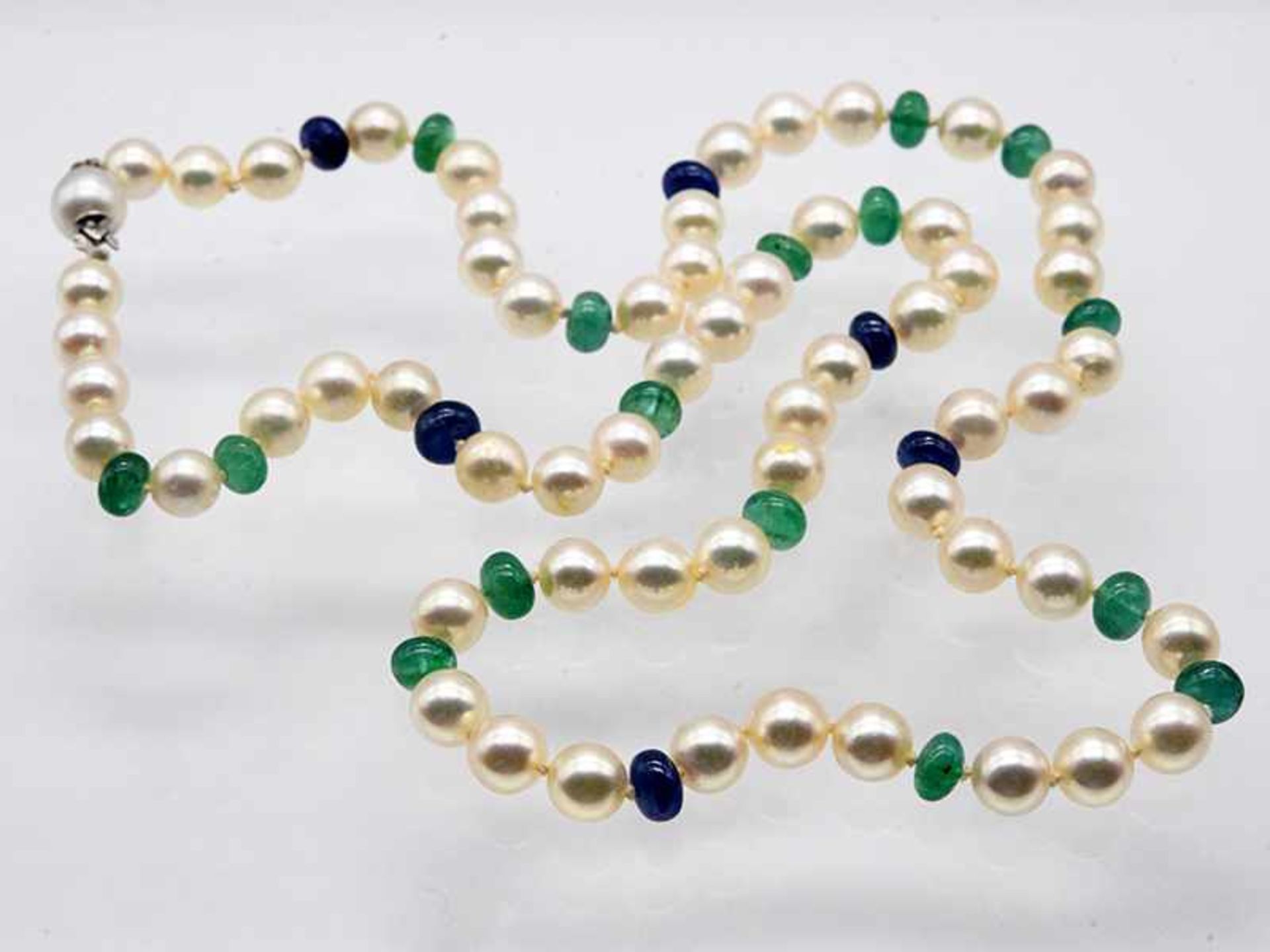 Akoja-Perlenkette mit Smaragd- und Saphir-Kugeln, 80-er Jahre. Perlenkugelschloss mit 750/-