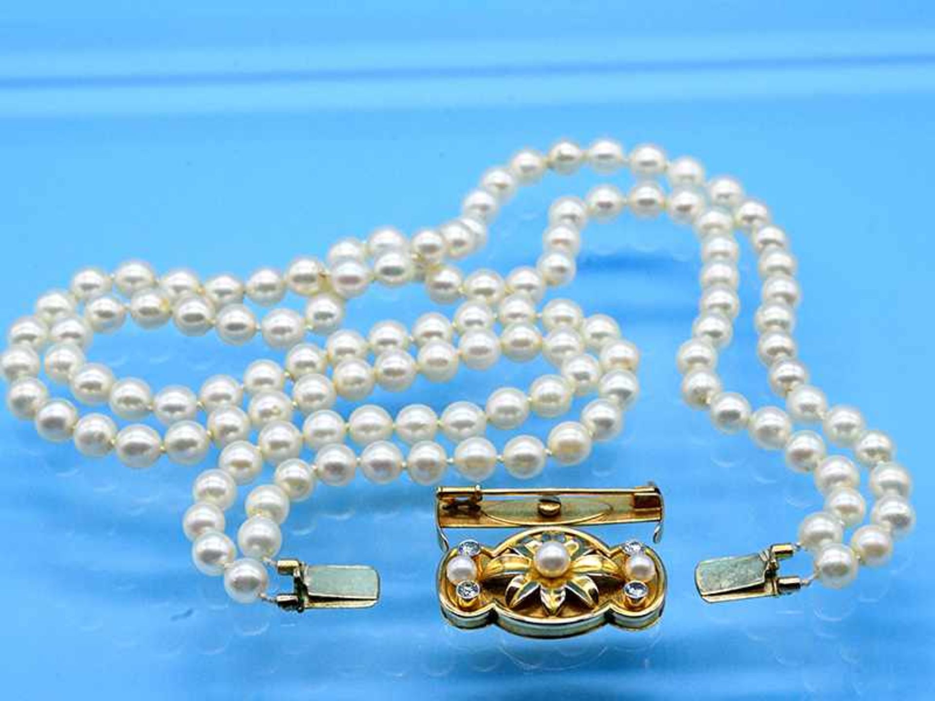 2 rhg. Akoja-Perlenkette und Schloss/ Brosche mit 3 Akojaperlen und 4 Brillanten, zusammen ca. 0,3 - Image 4 of 6