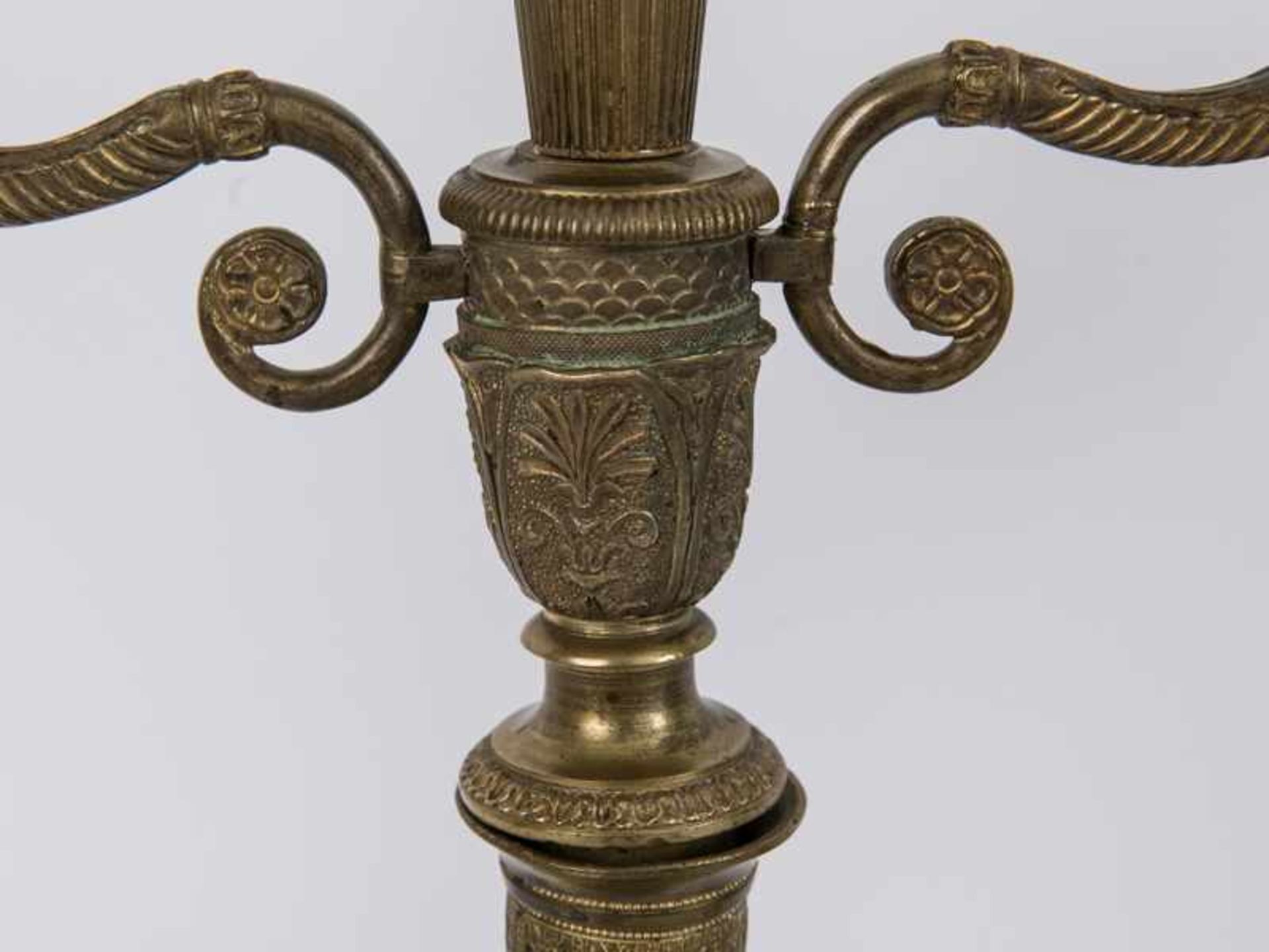 Paar 2-flammige-Empire-Girandolen, Frankreich, 19. Jh. Bronze (wohl ehem. vergoldet); jeweils 3- - Bild 5 aus 10