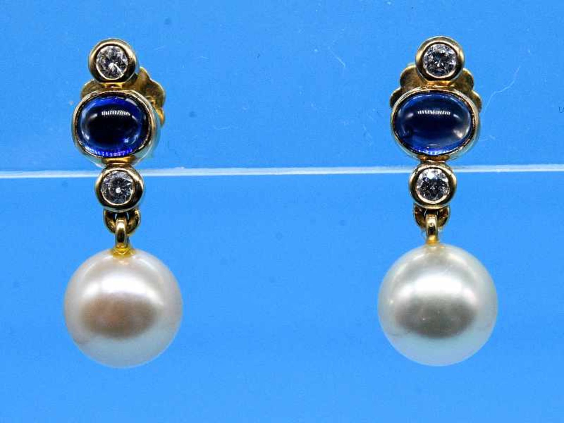 Paar Ohrgehänge mit Akoja-Perlen, 2 Saphir-Cabochons, zusammen ca. 0,65 ct und 4 Brillanten,