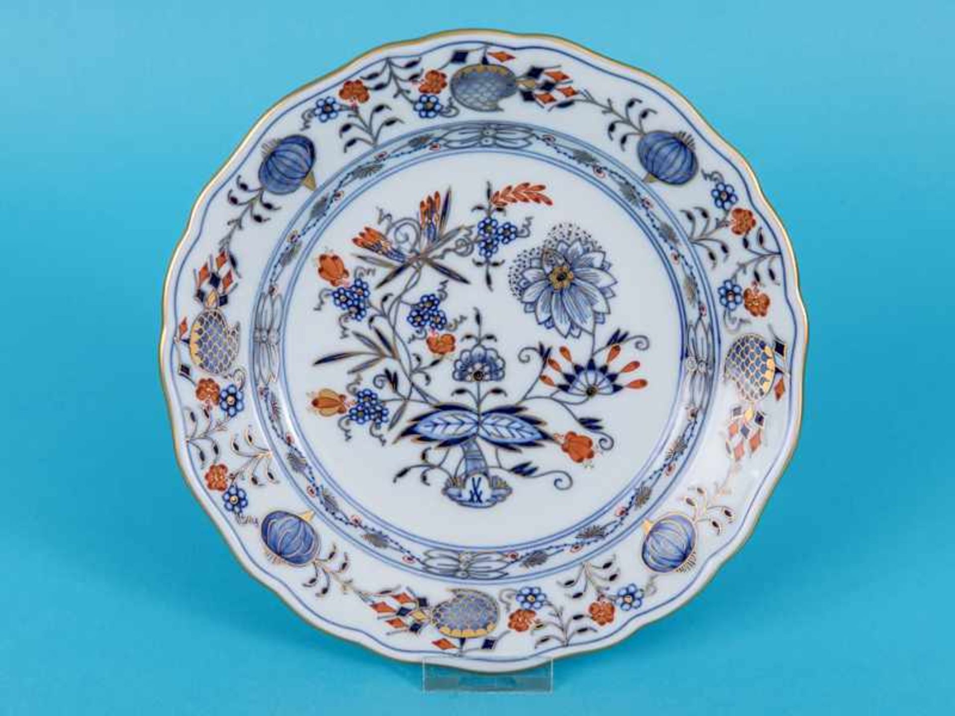 Teller "Zwiebelmuster, Koralle/Gold", Meissen, 20. Jh. Weißporzellan mit unter Glasur blauer "