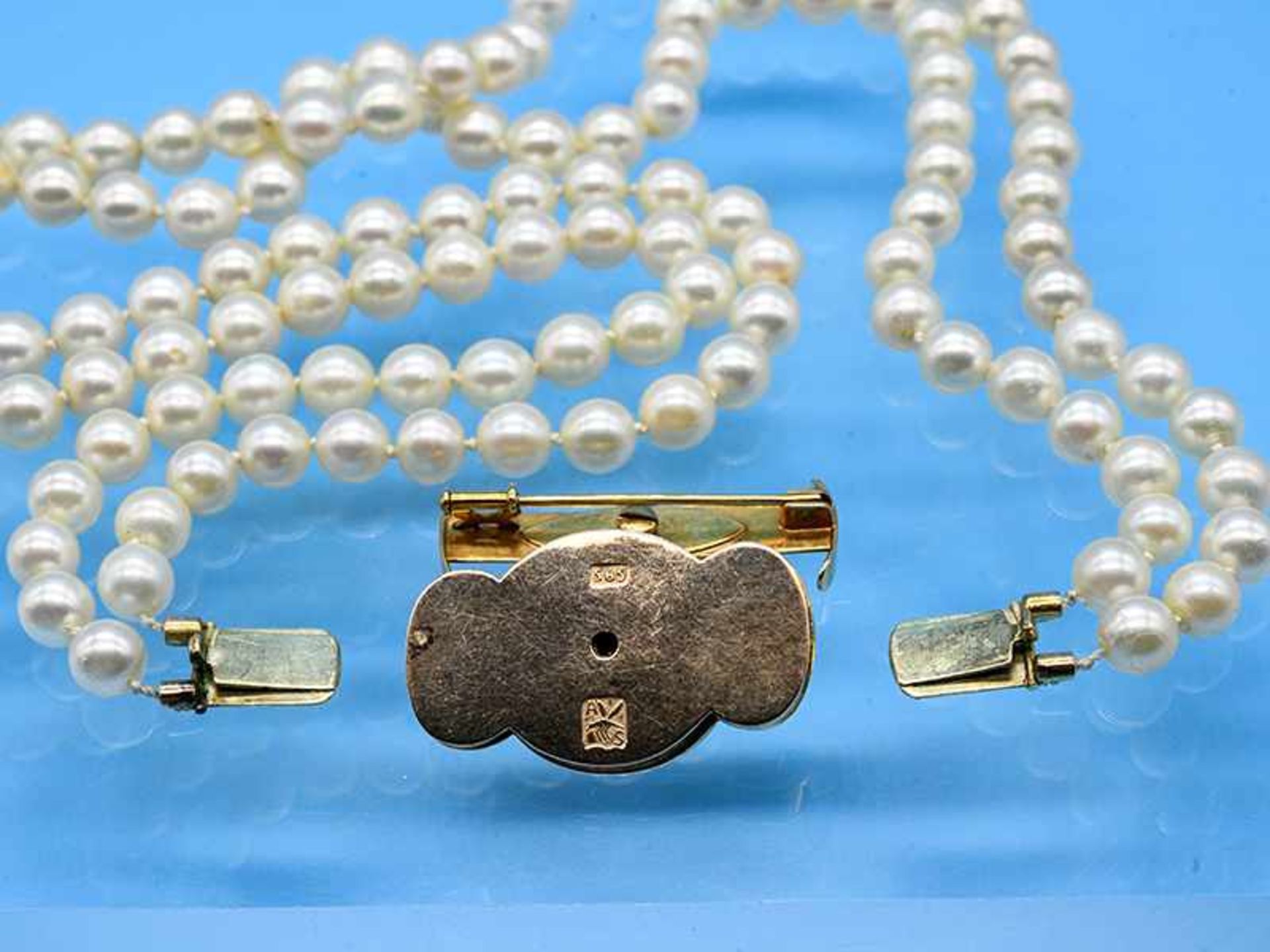 2 rhg. Akoja-Perlenkette und Schloss/ Brosche mit 3 Akojaperlen und 4 Brillanten, zusammen ca. 0,3 - Bild 5 aus 6