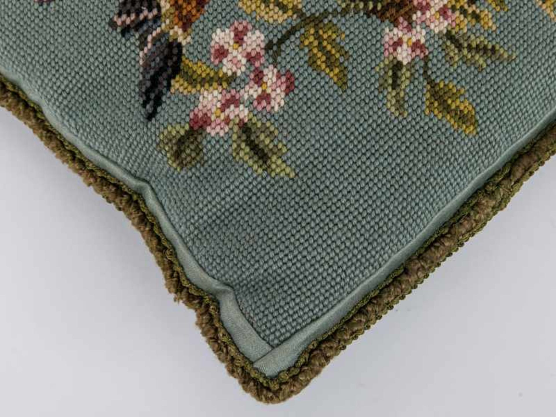 Kleines Stickerei-Kissen, um 1900. Farbige Wollstickerei mit Blütenzweigmotiv und Vogelpaar, - Bild 5 aus 6