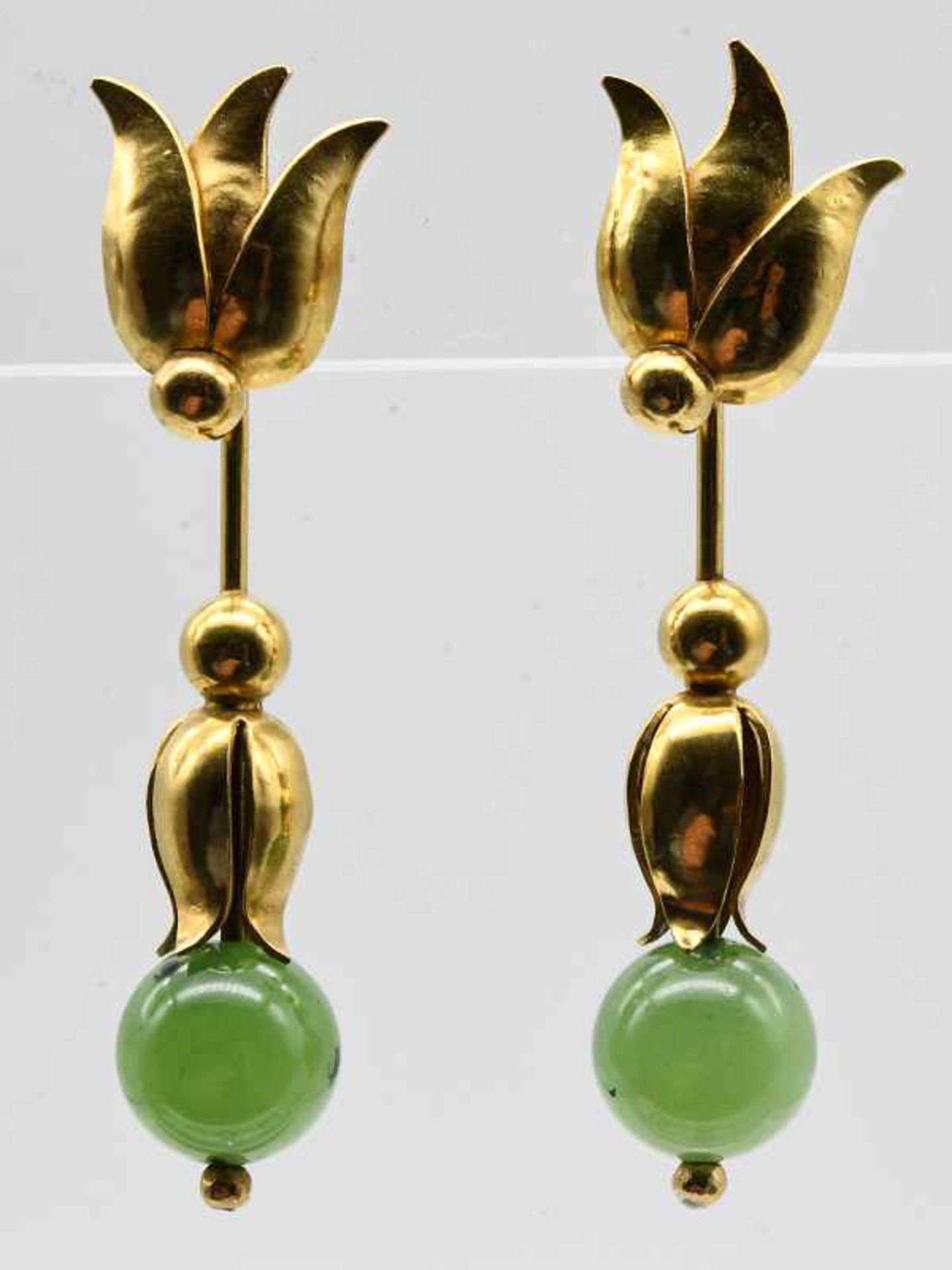 Paar Ohrgehänge mit Jade-Kugeln, Goldschmiedearbeit von Walter Franke, Hamburg, 20. Jh. 585/-