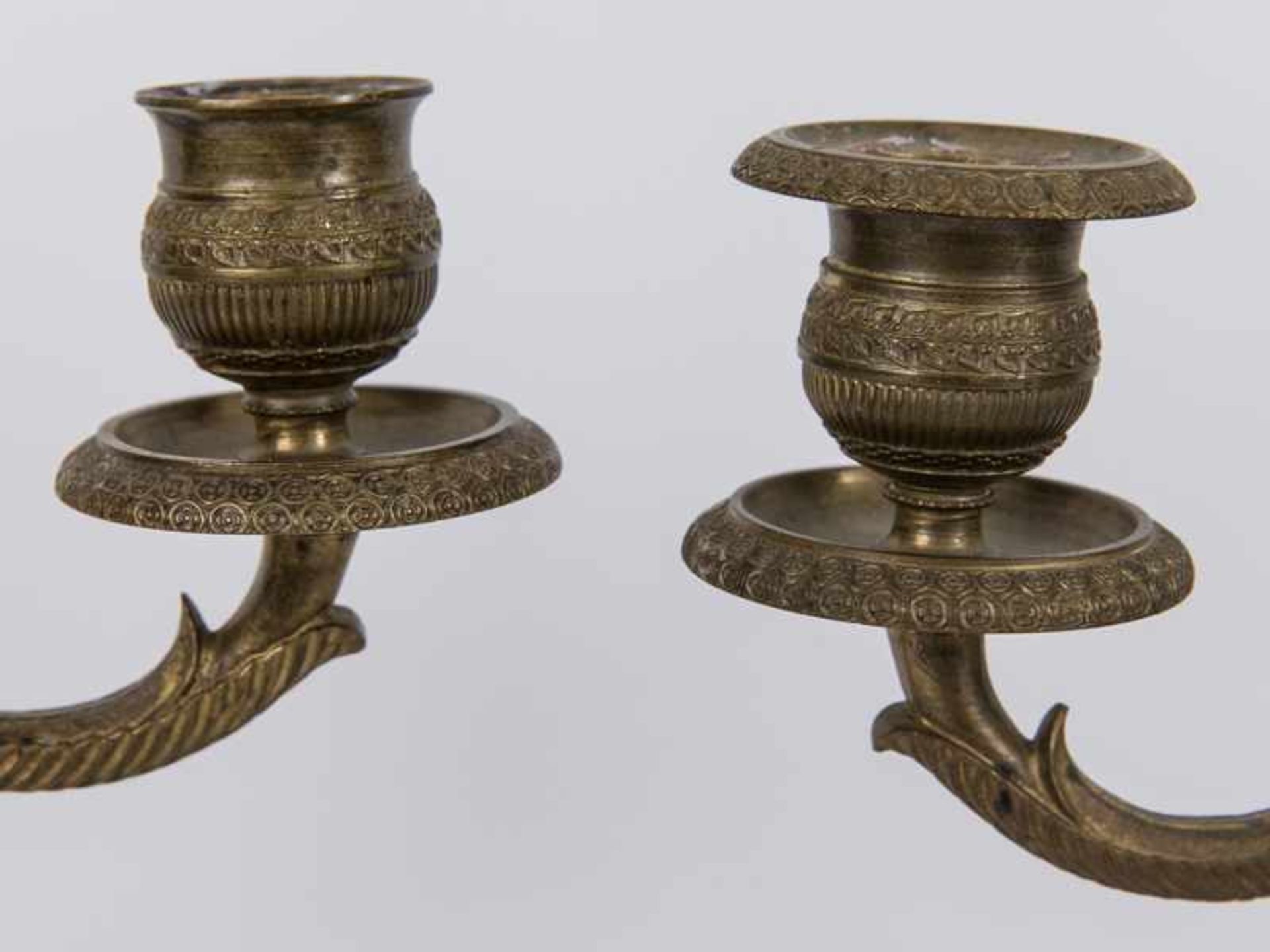 Paar 2-flammige-Empire-Girandolen, Frankreich, 19. Jh. Bronze (wohl ehem. vergoldet); jeweils 3- - Bild 7 aus 10