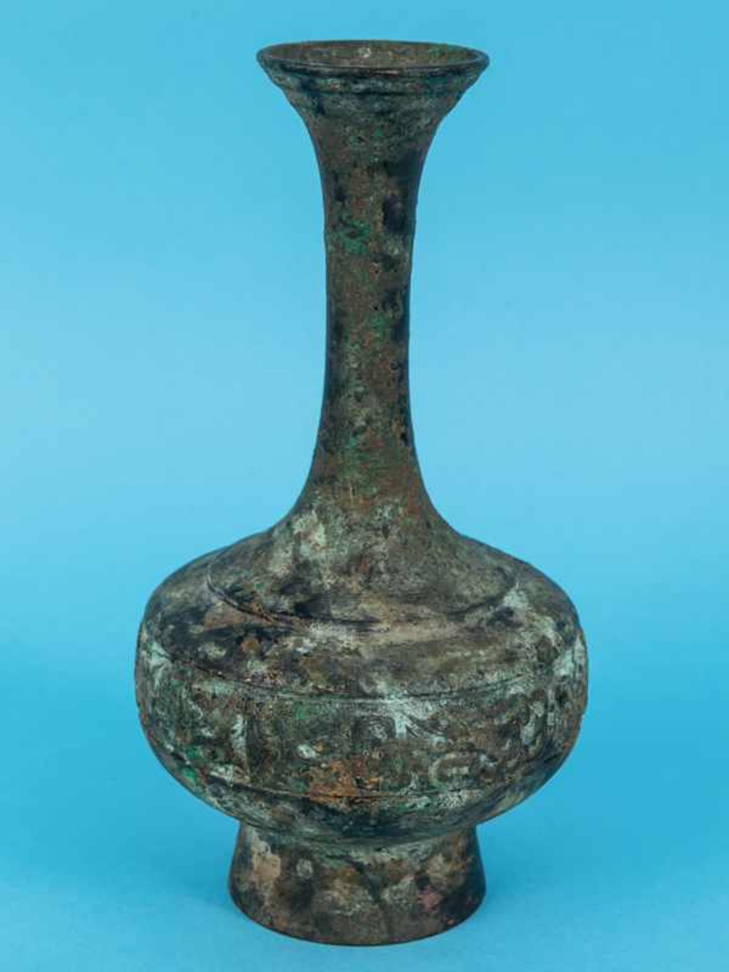 Enghalsvase, China (frühzeitlich). Bronze, mit partiellen Resten von Vergoldung und starker