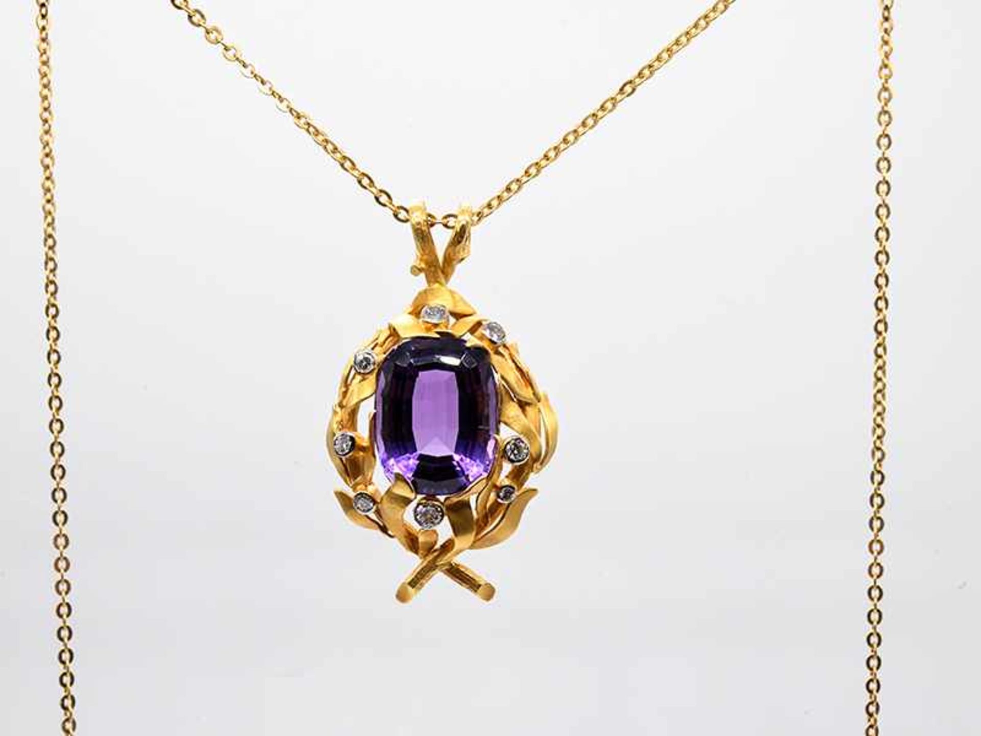 Prunkvoller Anhänger mit Amethyst ca. 24 ct und 8 Brillanten, zusammen ca. 1 ct, Goldschmiedearbeit, - Bild 5 aus 7