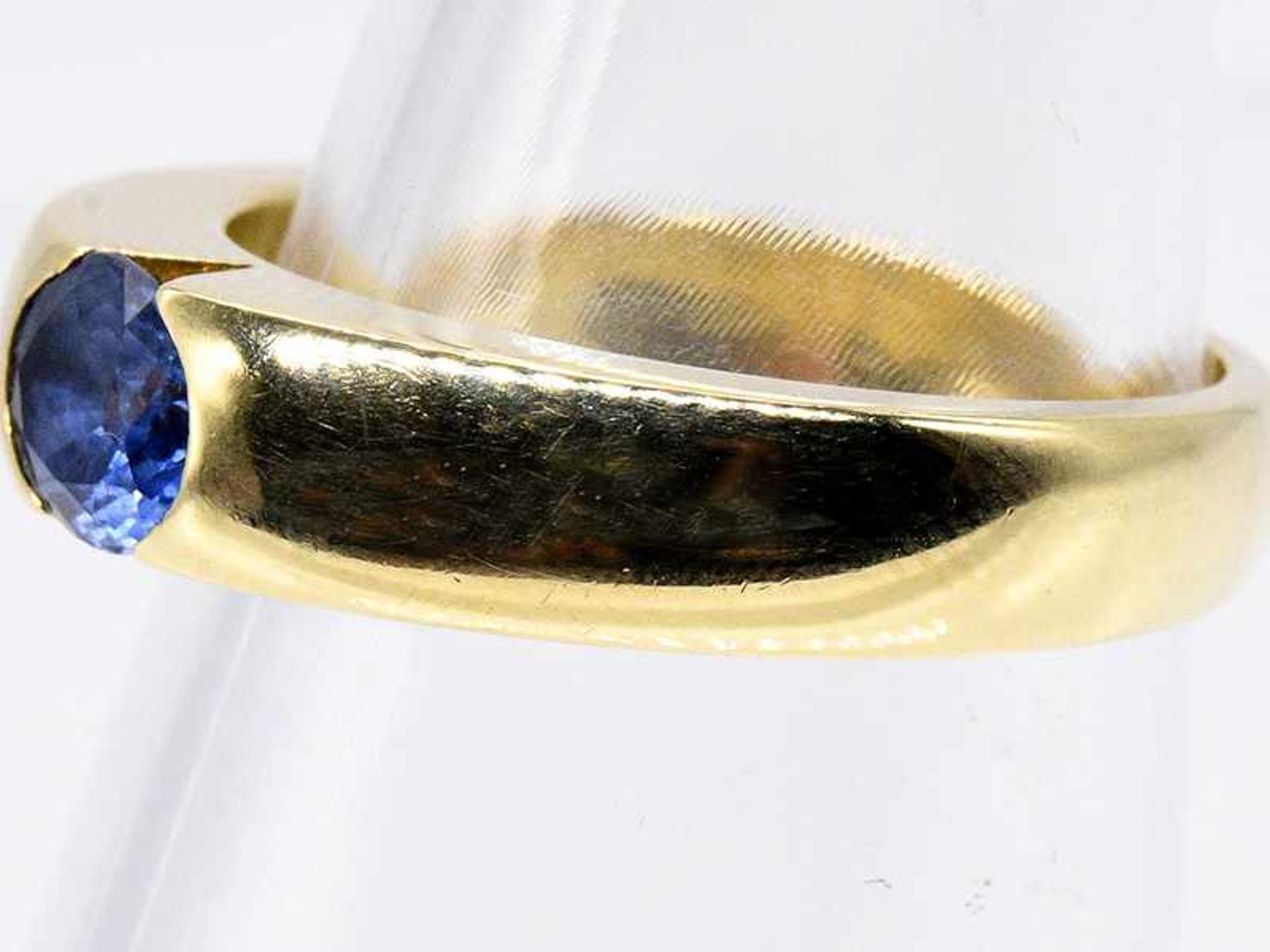 Bandring mit Saphir, Goldschmiedearbeit, 21. Jh. 585/- Gelbgold. Gesamtgewicht ca, 10,7 g. Schmaler, - Image 3 of 4