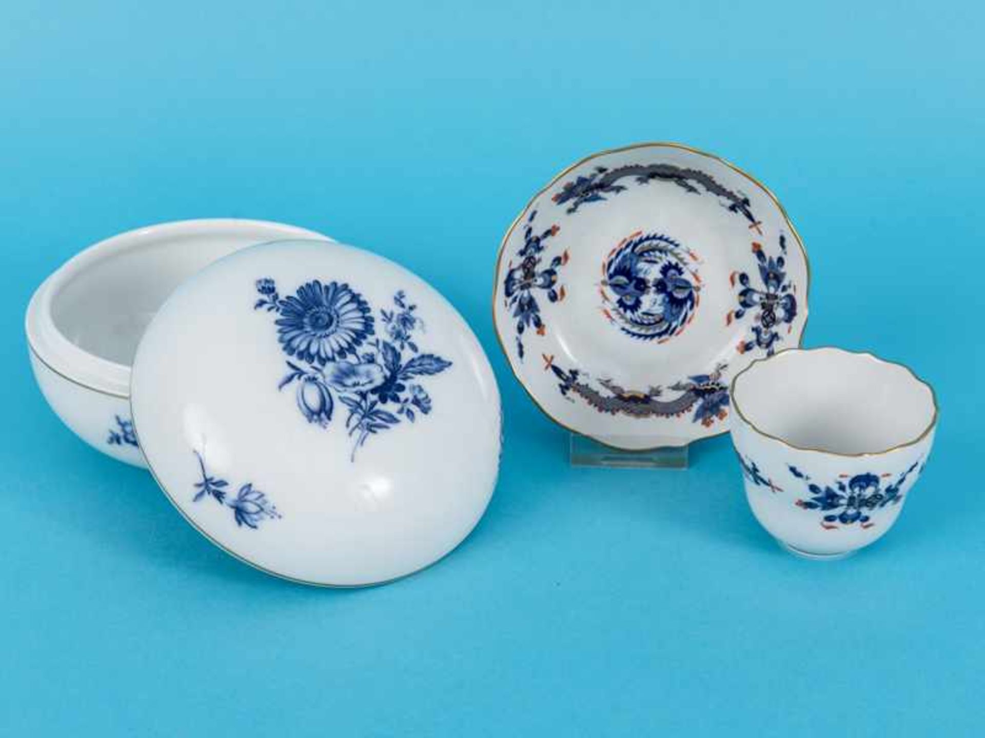 Moccatasse "Blauer Hofdrache" + Deckeldose "Blaue Blume/Insekten", Meissen, 20. Jh. Weißporzellan - Image 2 of 4