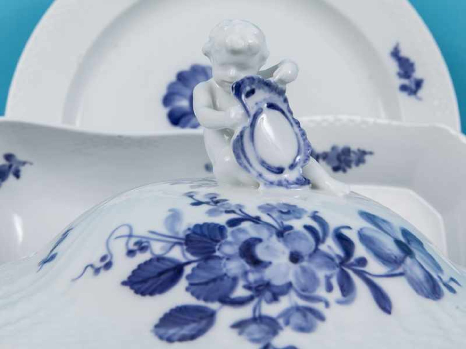 Ca. 50-tlg. Speiseservice "Blaue Blume", Royal Copenhagen, 20. Jh. Weißporz., unter Glasur blaue - Image 3 of 11