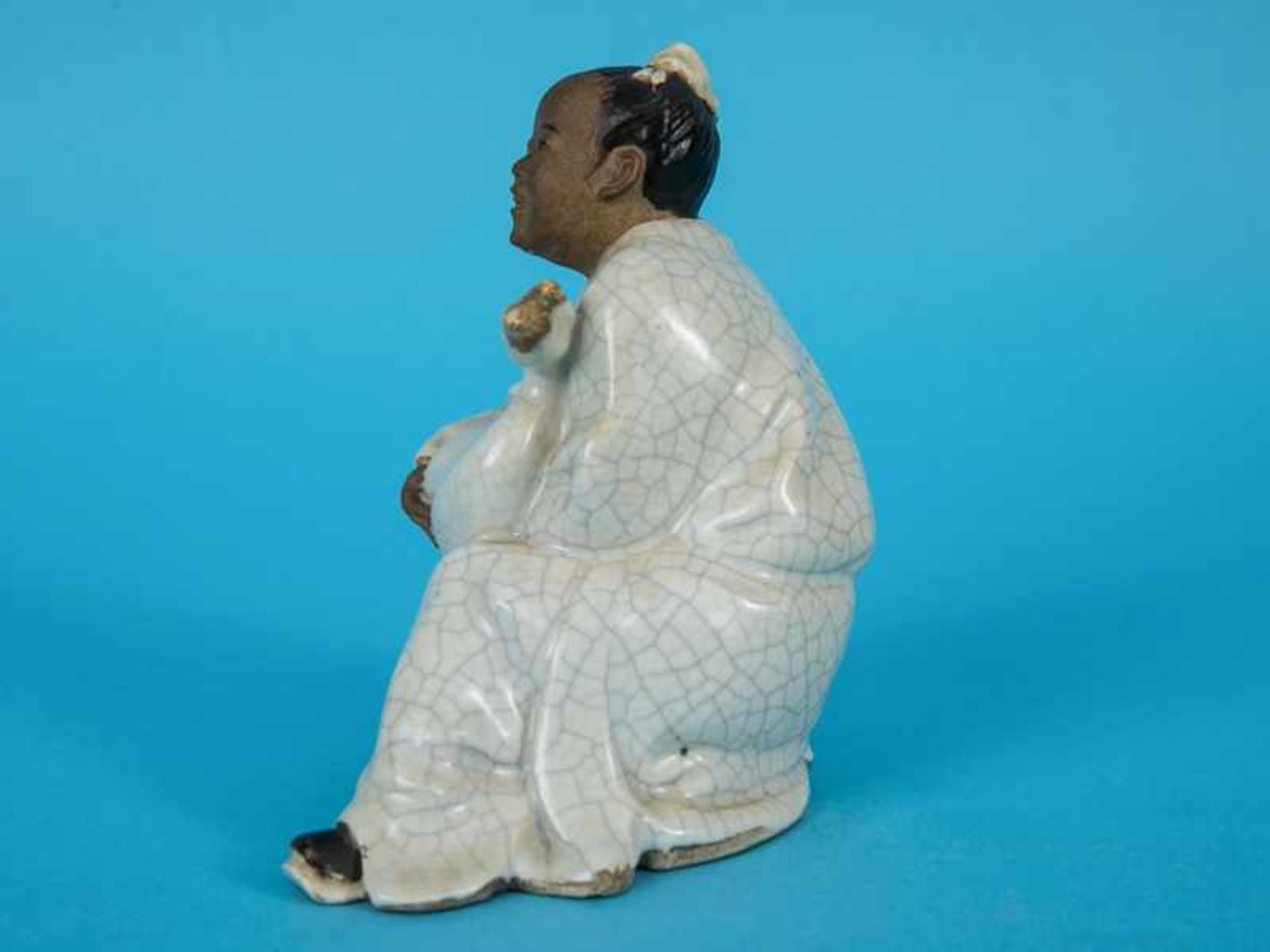 Figur "Asiate mit Gans", wohl 1920er Jahre. Teils matt glasierte und craqueliert glasierte Keramik - Image 2 of 7