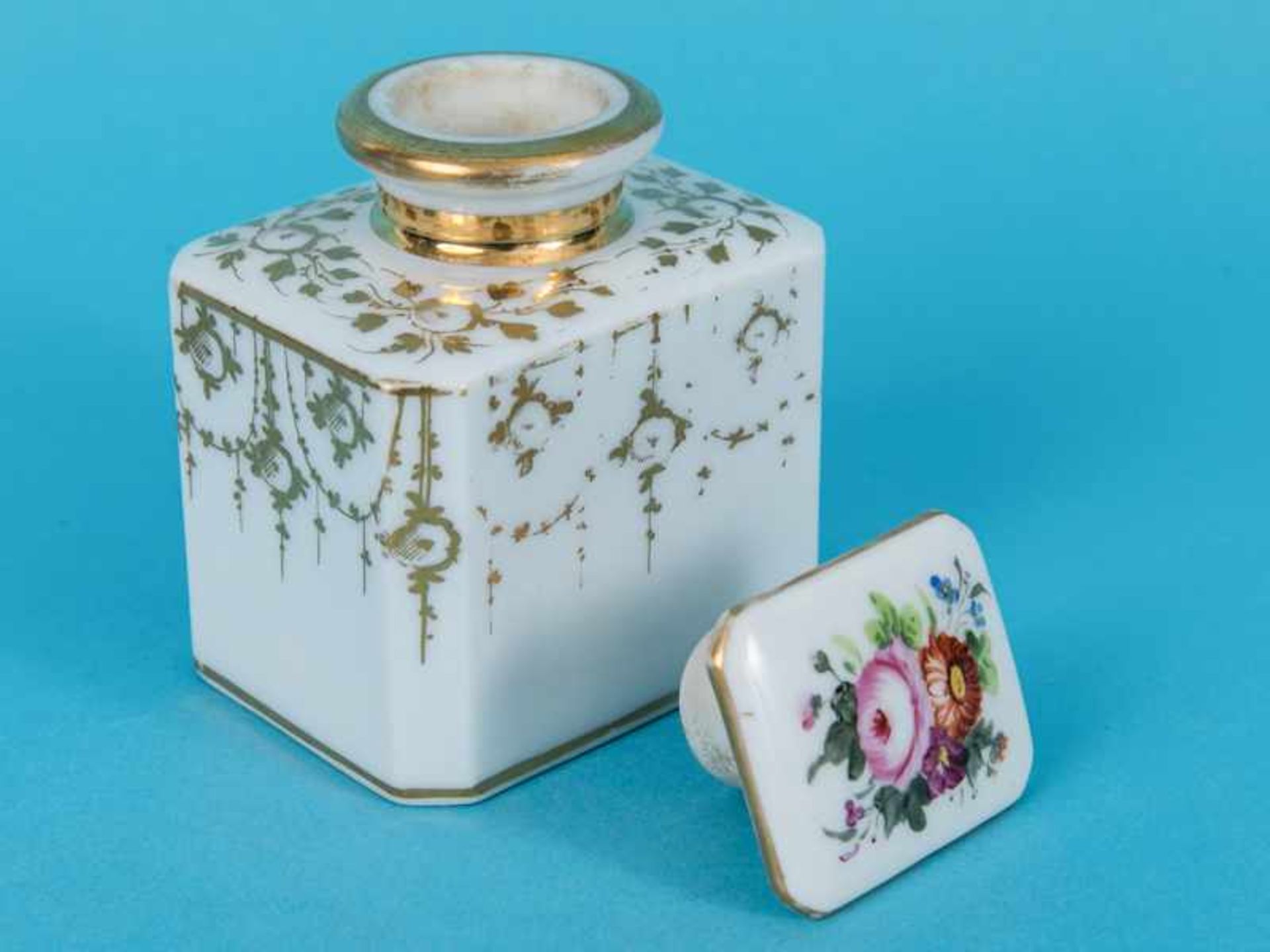 Kleine Spätbiedermeier-Teedose, wohl Frankreich, um 1850. Weißporzellan mit polychromer - Image 3 of 5