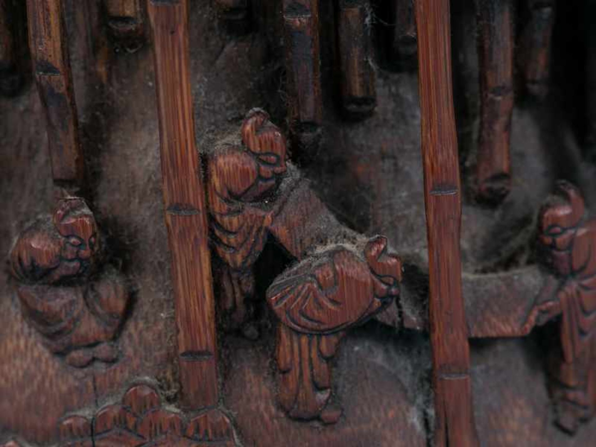 Großer Pinselbecher mit Schnitzerei, China, Mitte 19. Jh. Bambus mit Schnitzdekor, rotbräunliche - Image 2 of 11