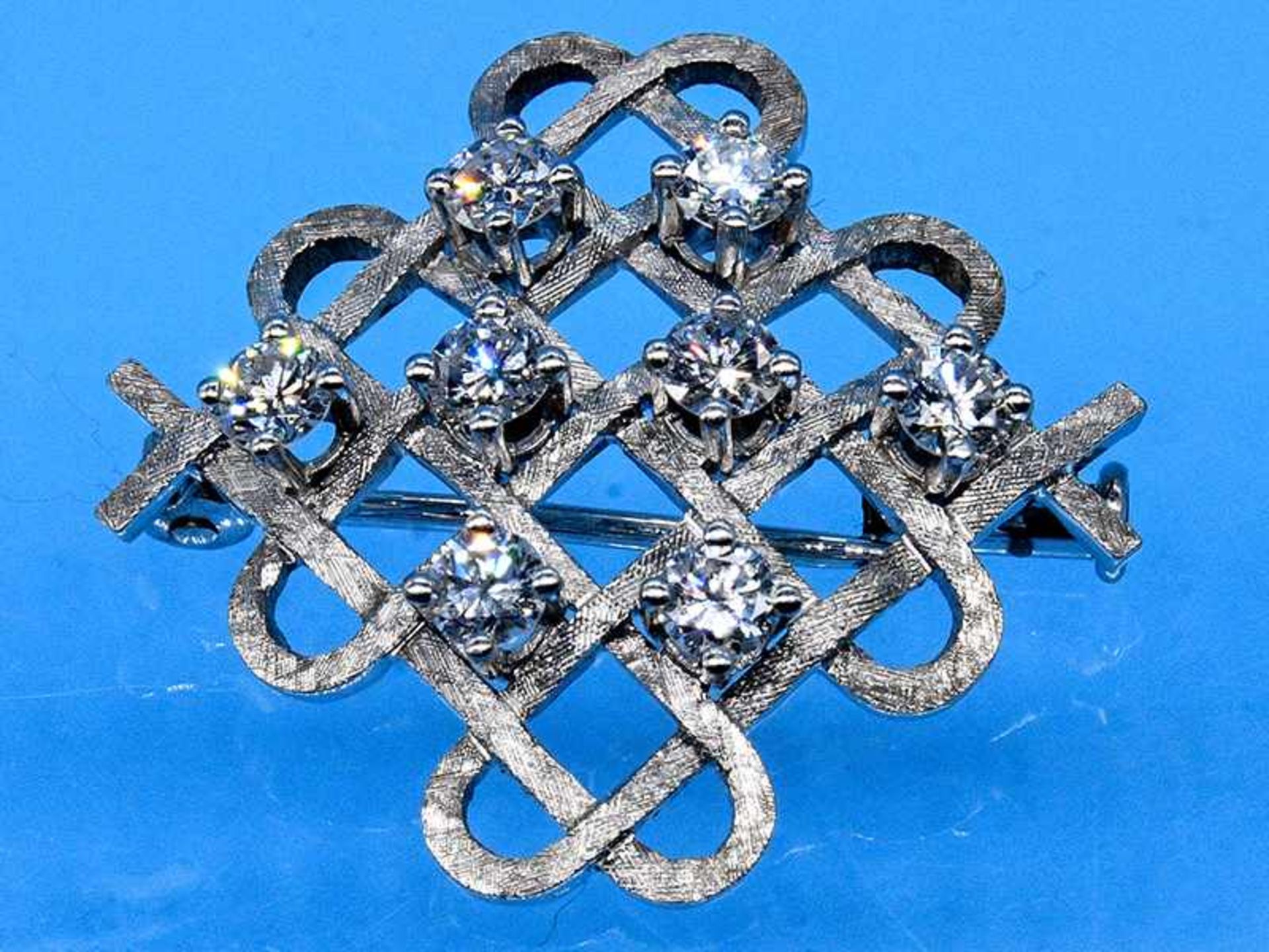 Brosche mit 8 Brillanten, zusammen ca. 0,8 ct, Juweliersarbeit, 70-er Jahre. 750/- Weißgold. - Bild 2 aus 3