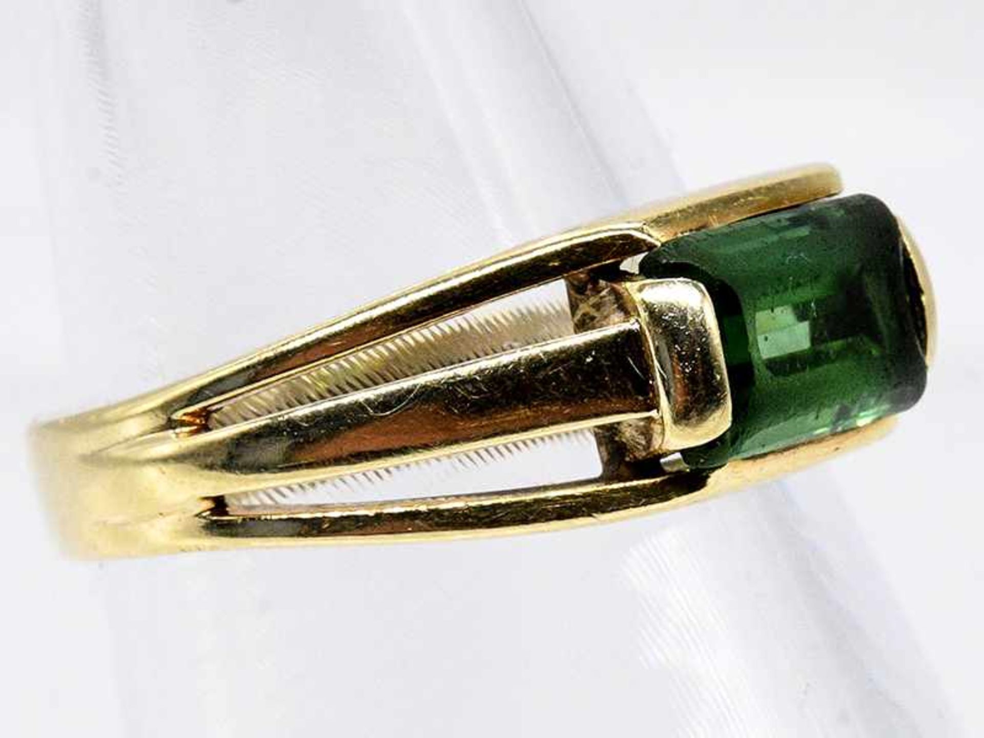 Ring mit grünem Farbstein, 60- er Jahre. 585/- Gelbgold. Gesamtgewicht ca. 4 g. Mittig rechteckiger, - Image 2 of 4